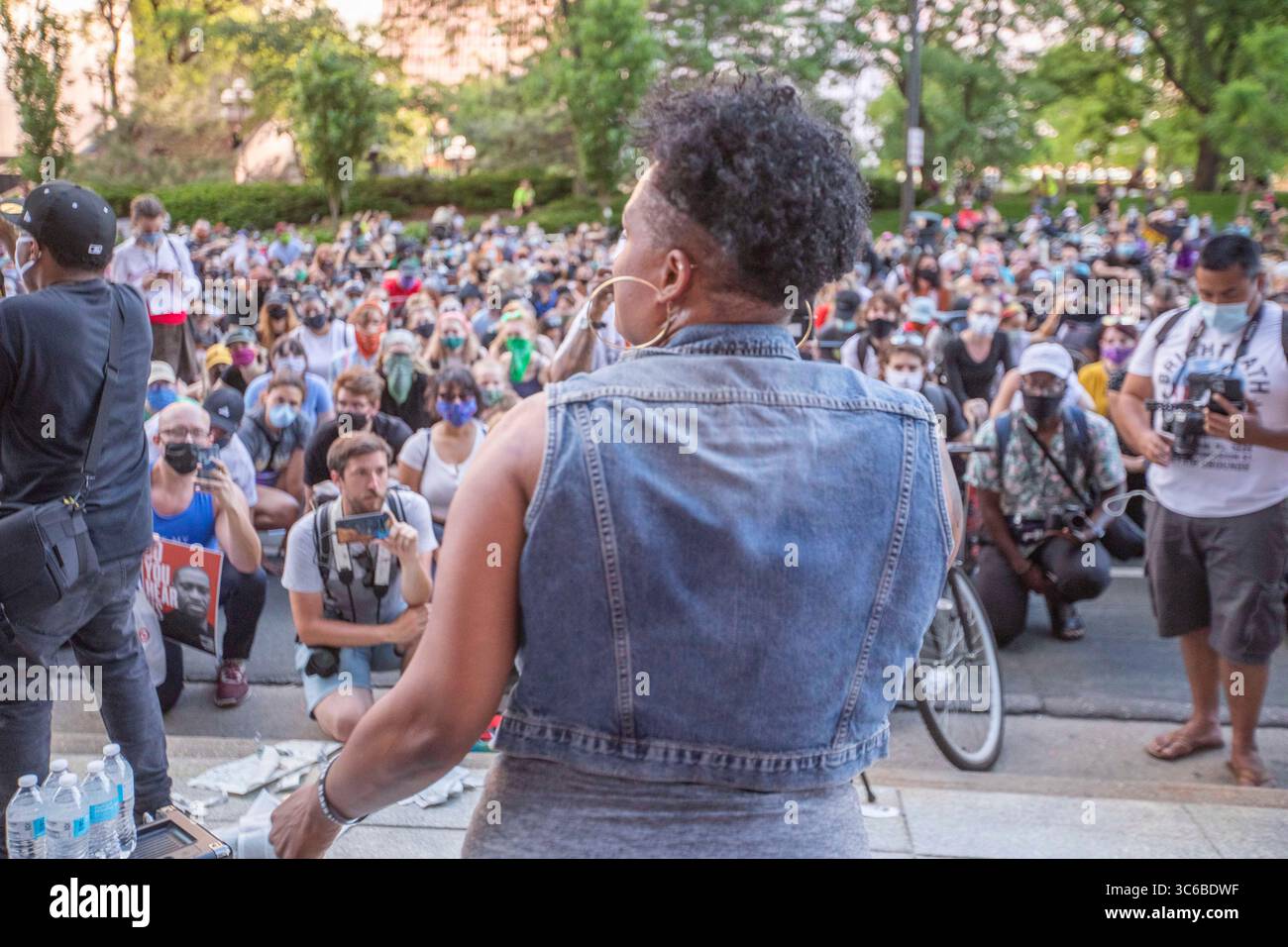 3 giugno 2020: Il pastore Perry marea parla con i manifestanti di fronte all'edificio Star Tribune a Minneapolis, Minnesota, mentre protestano per il modo in cui il giornale ha trattato i problemi in passato il 3 giugno 2020. (Immagine di credito: © Chris JuhnZUMA Wire) Foto Stock 3 giugno 2020: Il pastore Perry marea parla con i manifestanti di fronte all'edificio Star Tribune a Minneapolis, Minnesota, mentre protestano per il modo in cui il giornale ha trattato i problemi in passato il 3 giugno 2020. (Immagine di credito: © Chris JuhnZUMA Wire) Foto Stock