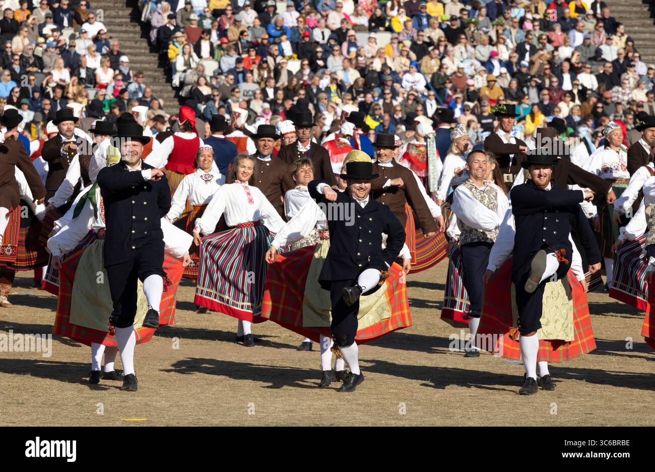Tallinn, estonia, 4 luglio 2025: Ballerini popolari estoni che praticano i loro passi Foto Stock