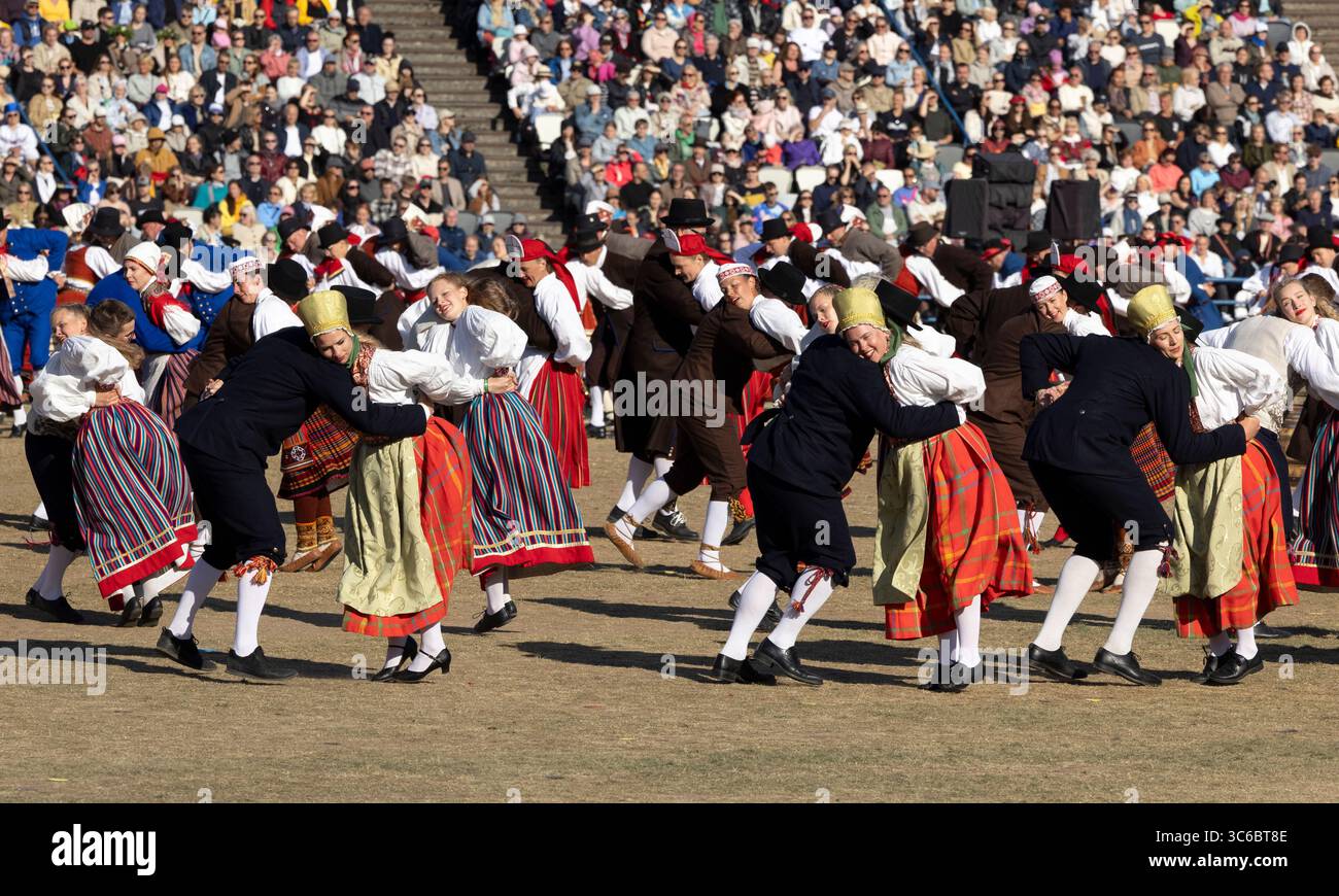 Tallinn, estonia, 4 luglio 2025: Ballerini popolari estoni che praticano i loro passi Foto Stock