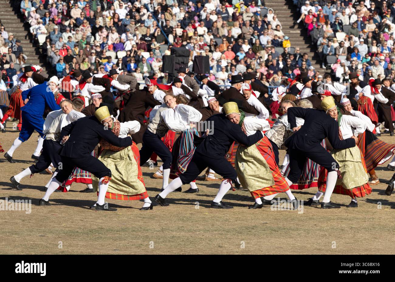 Tallinn, estonia, 4 luglio 2025: Ballerini popolari estoni che praticano i loro passi Foto Stock