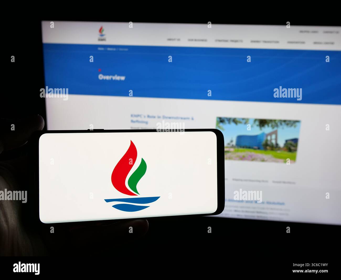 Stoccarda, Germania - 06-18-2025: Persona con smartphone con logo della Kuwait National Petroleum Company (KNPC) sullo schermo davanti al sito web. Foto Stock