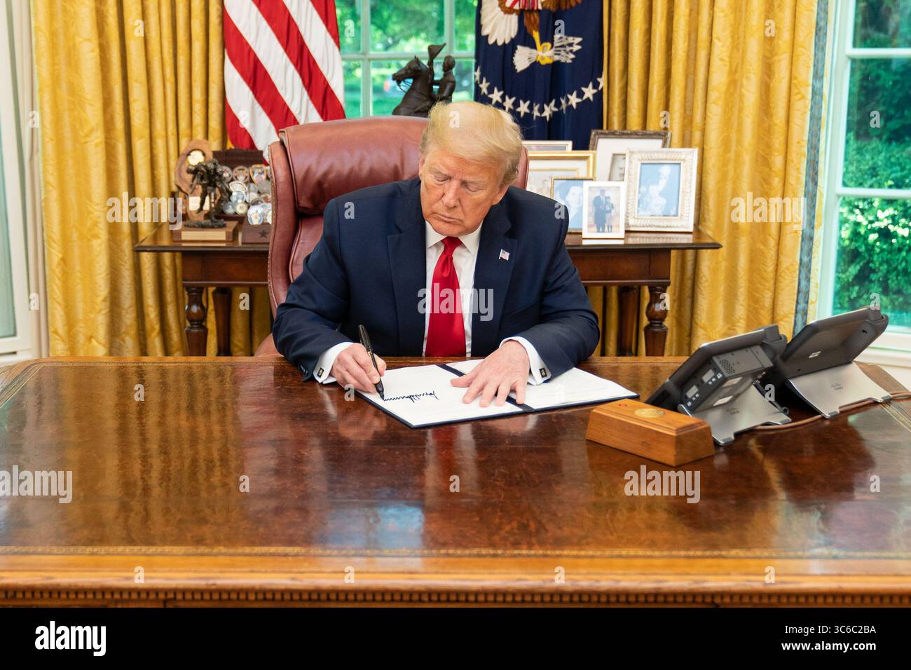 4 giugno 2020, Washington, il Distretto di Columbia, Stati Uniti d'America: Il presidente Donald J. Trump firma un ordine esecutivo sull'accelerazione della ripresa economica di NationÃs dall'emergenza COVID-19 tramite investimenti nelle infrastrutture e altre attività di spedizione giovedì 4 giugno 2020, presso l'Ufficio ovale della Casa Bianca. (Immagine di credito: © SMG via ZUMA Wire) Foto Stock