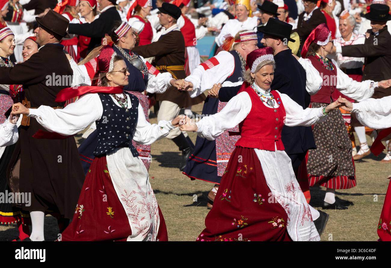 Tallinn, estonia, 4 luglio 2025: Ballerini popolari estoni che praticano i loro passi Foto Stock