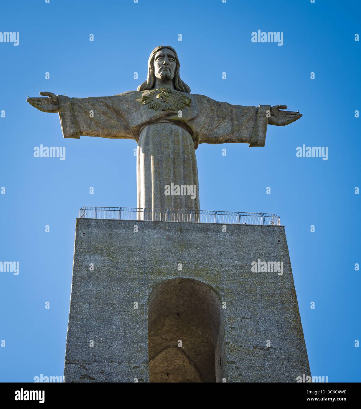 Foto che guarda la statua del Cristo Re ad Almada, in Portogallo, su un cielo azzurro. Foto Stock
