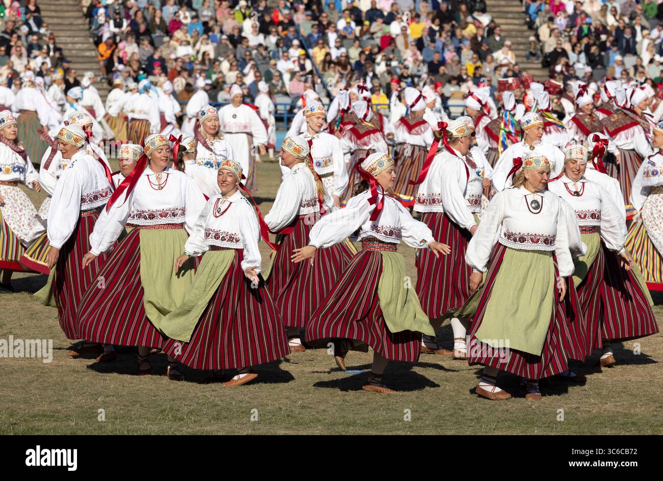Tallinn, estonia, 4 luglio 2025: Ballerini popolari estoni che praticano i loro passi Foto Stock