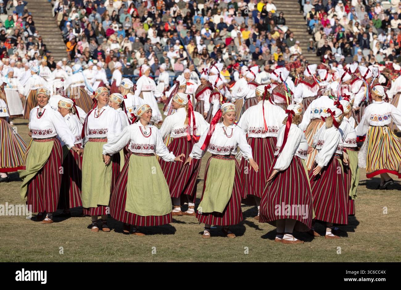Tallinn, estonia, 4 luglio 2025: Ballerini popolari estoni che praticano i loro passi Foto Stock