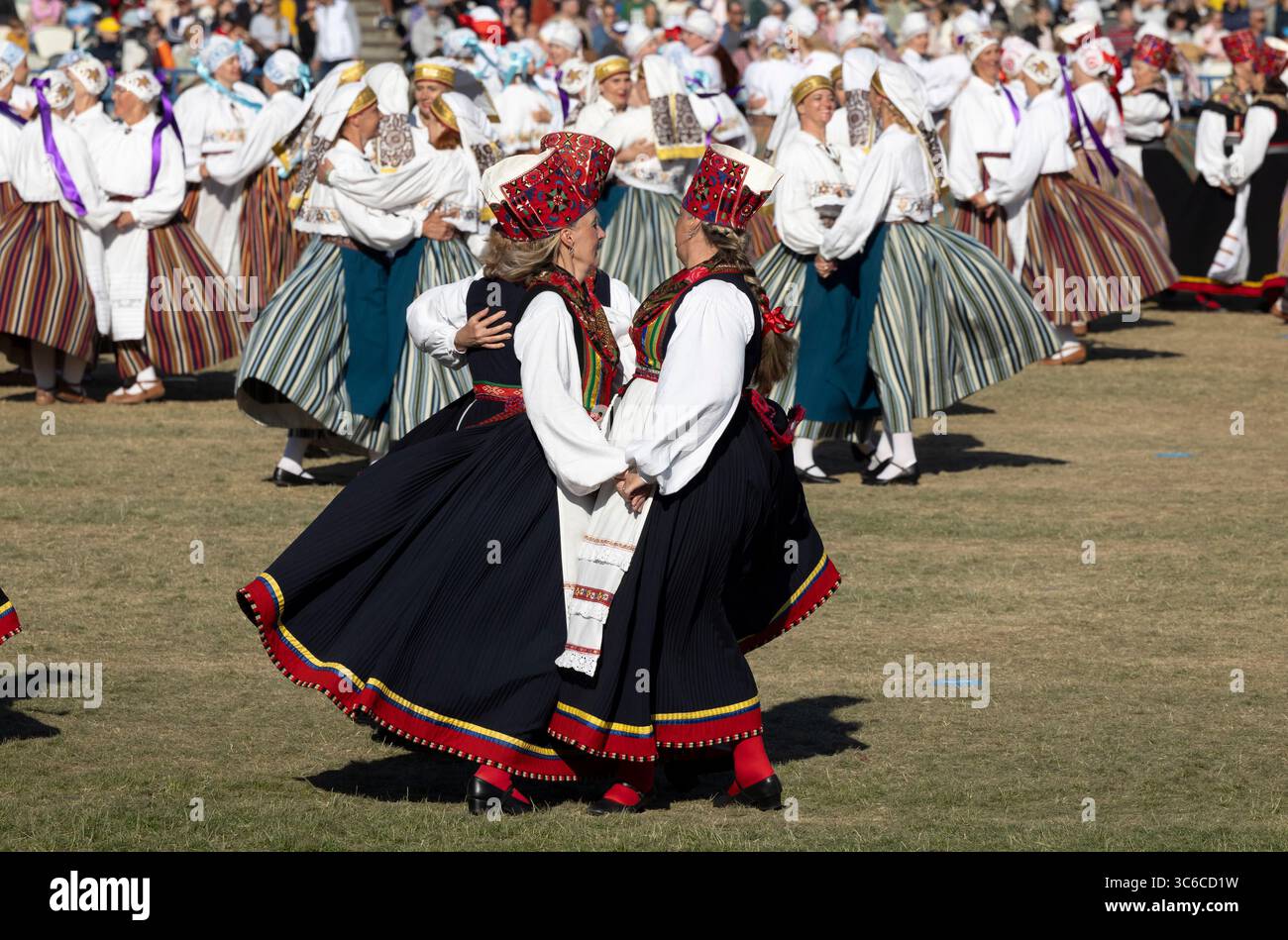 Tallinn, estonia, 4 luglio 2025: Ballerini popolari estoni che praticano i loro passi Foto Stock