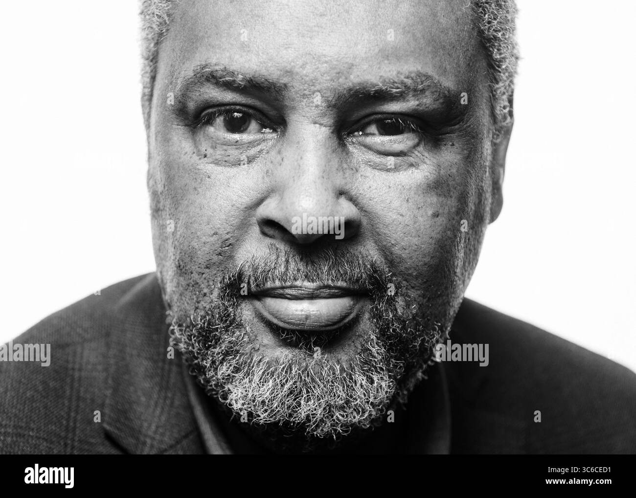 21 marzo 2019, Manhattan, Kansas, Stati Uniti: Professore di cinema all'Università del Kansas, KEVIN WILLMOTT, siede per un ritratto al Marianna Kistler Beach Museum of Art prima di dare un discorso chiave per â€œThe Art of democracyÂ€ dove WILLMOTT ha discusso di come â€œBlacKkKlansmanâ€ esplori e esemplifichi l'ascesa del razzismo, Charlottesville, il divieto di viaggio musulmano e lo spegnimento del governo per i finanziamenti per il muro. WILLMOTT è un acclamato regista e sceneggiatore e recentemente ha vinto un Oscar per la migliore sceneggiatura adattata per il film â€œBlacKkKlansmanâ€ che ha co-scritto con il regista Spike Foto Stock