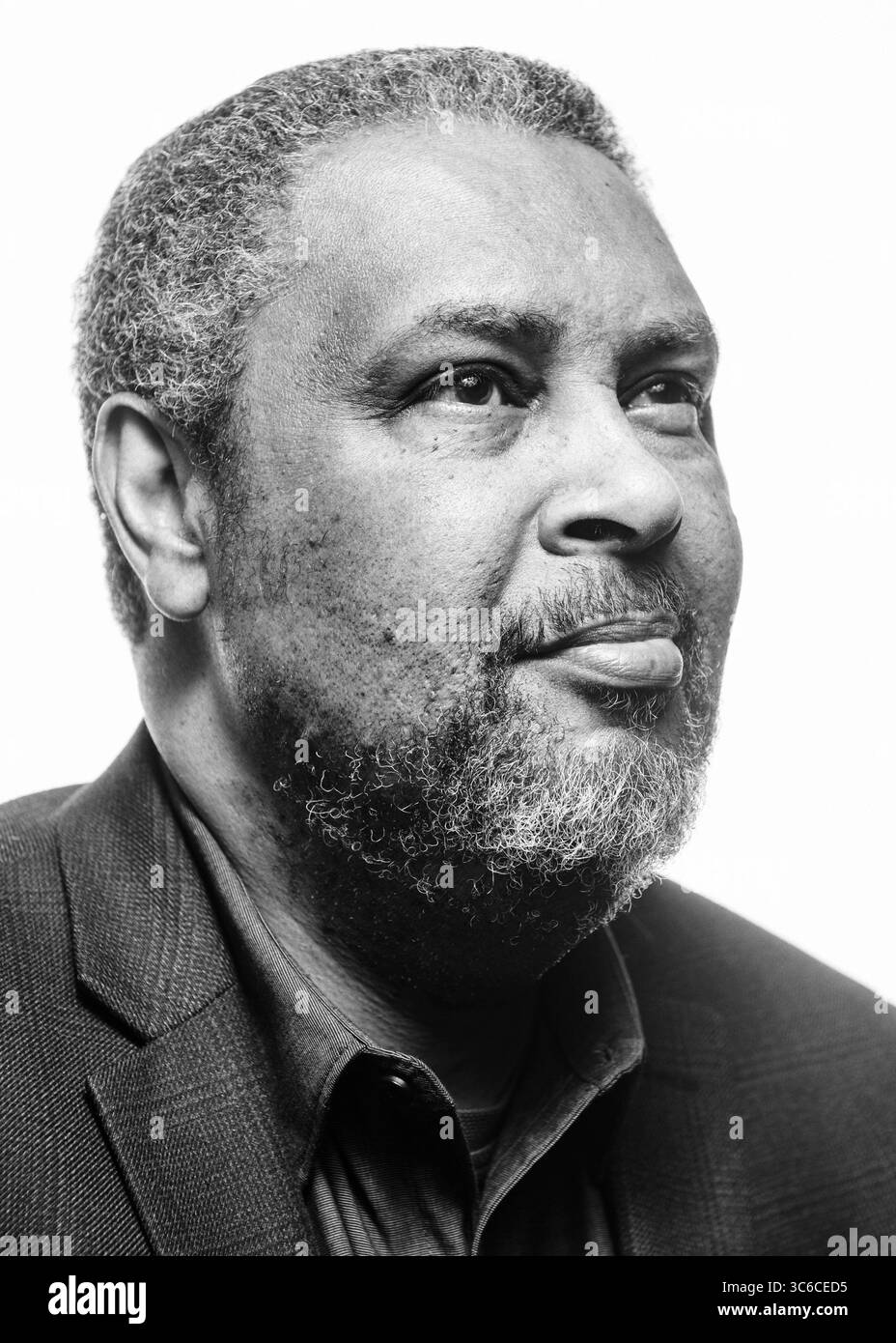 21 marzo 2019, Manhattan, Kansas, Stati Uniti: Professore di cinema all'Università del Kansas, KEVIN WILLMOTT, siede per un ritratto al Marianna Kistler Beach Museum of Art prima di dare un discorso chiave per â€œThe Art of democracyÂ€ dove WILLMOTT ha discusso di come â€œBlacKkKlansmanâ€ esplori e esemplifichi l'ascesa del razzismo, Charlottesville, il divieto di viaggio musulmano e lo spegnimento del governo per i finanziamenti per il muro. WILLMOTT è un acclamato regista e sceneggiatore e recentemente ha vinto un Oscar per la migliore sceneggiatura adattata per il film â€œBlacKkKlansmanâ€ che ha co-scritto con il regista Spike Foto Stock