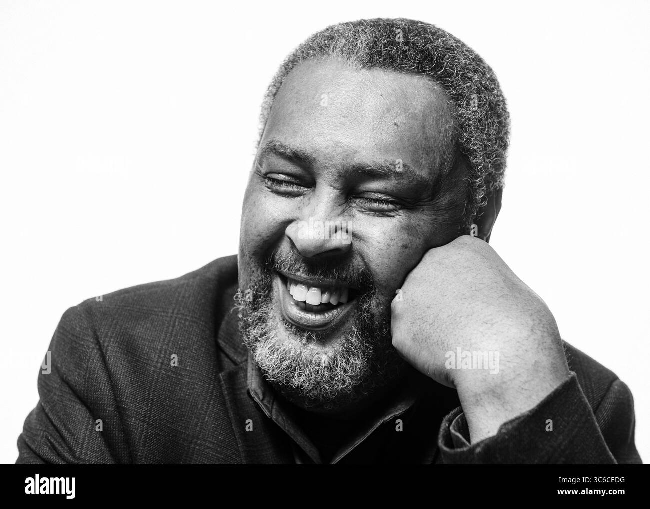 21 marzo 2019, Manhattan, Kansas, Stati Uniti: Professore di cinema all'Università del Kansas, KEVIN WILLMOTT, siede per un ritratto al Marianna Kistler Beach Museum of Art prima di dare un discorso chiave per â€œThe Art of democracyÂ€ dove WILLMOTT ha discusso di come â€œBlacKkKlansmanâ€ esplori e esemplifichi l'ascesa del razzismo, Charlottesville, il divieto di viaggio musulmano e lo spegnimento del governo per i finanziamenti per il muro. WILLMOTT è un acclamato regista e sceneggiatore e recentemente ha vinto un Oscar per la migliore sceneggiatura adattata per il film â€œBlacKkKlansmanâ€ che ha co-scritto con il regista Spike Foto Stock