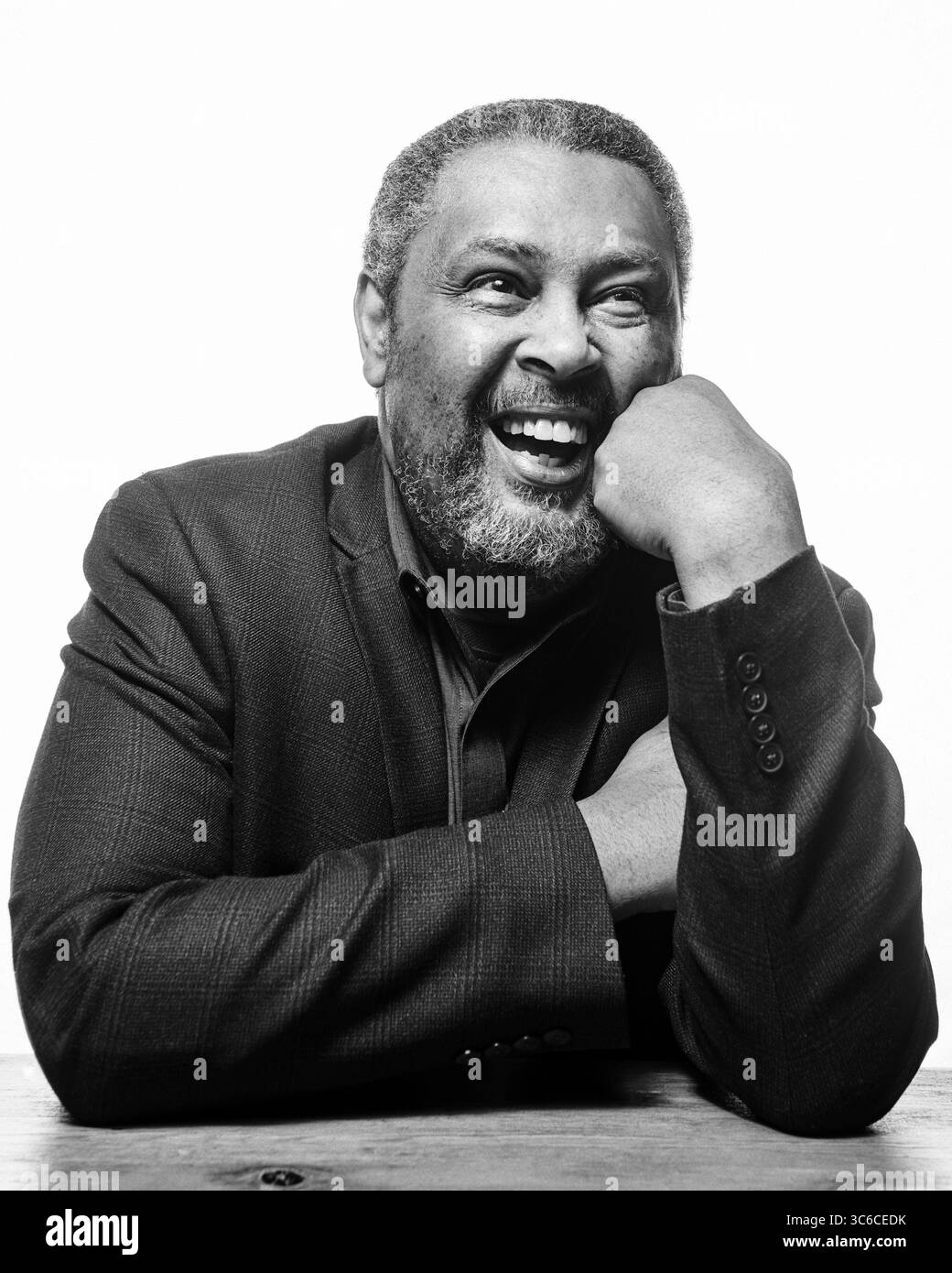 21 marzo 2019, Manhattan, Kansas, Stati Uniti: Professore di cinema all'Università del Kansas, KEVIN WILLMOTT, siede per un ritratto al Marianna Kistler Beach Museum of Art prima di dare un discorso chiave per â€œThe Art of democracyÂ€ dove WILLMOTT ha discusso di come â€œBlacKkKlansmanâ€ esplori e esemplifichi l'ascesa del razzismo, Charlottesville, il divieto di viaggio musulmano e lo spegnimento del governo per i finanziamenti per il muro. WILLMOTT è un acclamato regista e sceneggiatore e recentemente ha vinto un Oscar per la migliore sceneggiatura adattata per il film â€œBlacKkKlansmanâ€ che ha co-scritto con il regista Spike Foto Stock