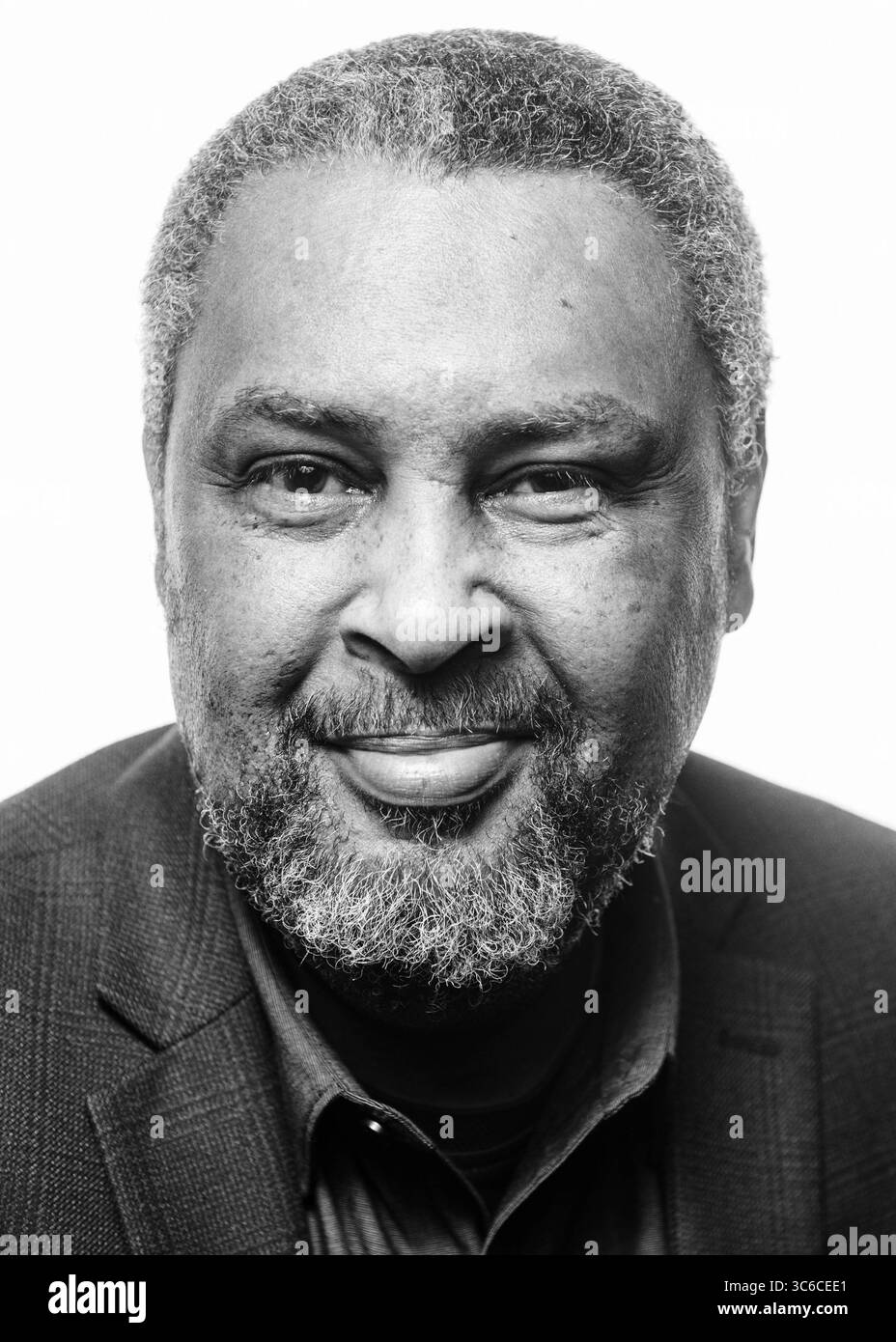 21 marzo 2019, Manhattan, Kansas, Stati Uniti: Professore di cinema all'Università del Kansas, KEVIN WILLMOTT, siede per un ritratto al Marianna Kistler Beach Museum of Art prima di dare un discorso chiave per â€œThe Art of democracyÂ€ dove WILLMOTT ha discusso di come â€œBlacKkKlansmanâ€ esplori e esemplifichi l'ascesa del razzismo, Charlottesville, il divieto di viaggio musulmano e lo spegnimento del governo per i finanziamenti per il muro. WILLMOTT è un acclamato regista e sceneggiatore e recentemente ha vinto un Oscar per la migliore sceneggiatura adattata per il film â€œBlacKkKlansmanâ€ che ha co-scritto con il regista Spike Foto Stock