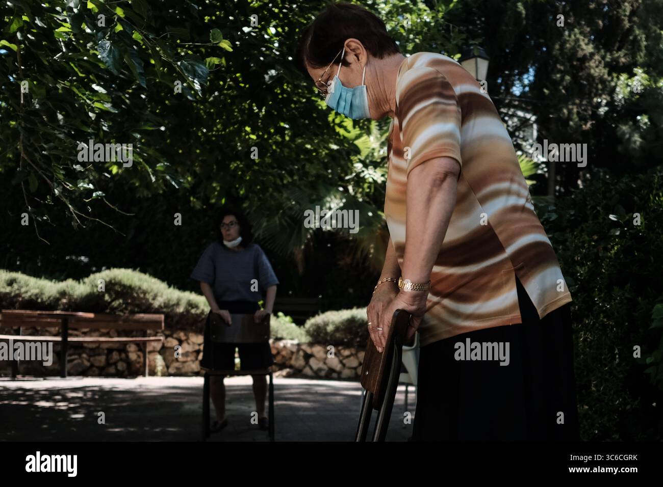 10 giugno 2020, Gerusalemme, Israele: I praticanti di Qigong tengono una sessione all'aperto per gli anziani che fuggono dalla solitudine a casa sotto le restrizioni del Coronavirus e contribuiscono alla loro salute fisica e mentale. (Immagine di credito: © Nir Alon/ZUMA Wire) Foto Stock