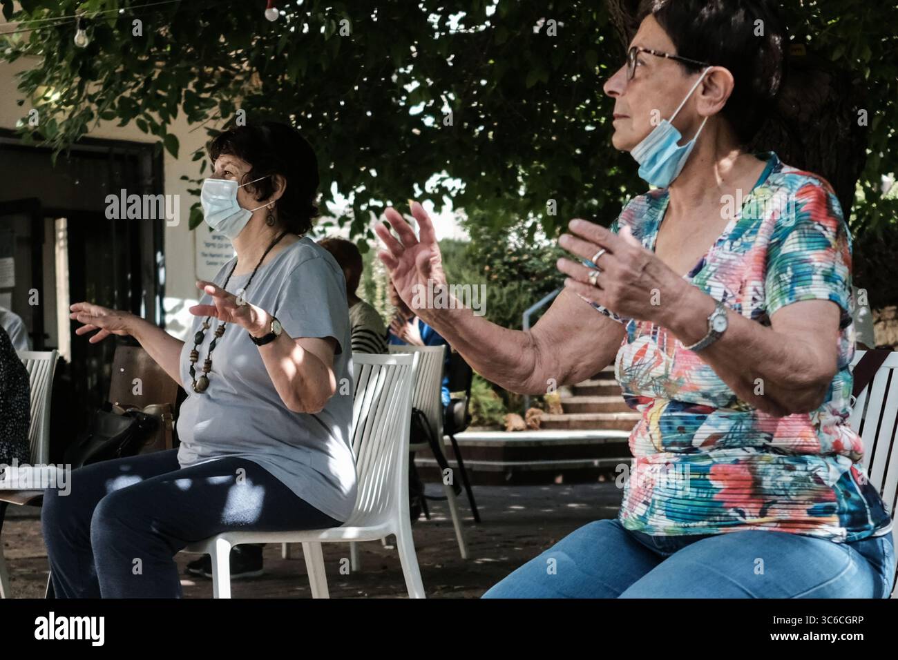 10 giugno 2020, Gerusalemme, Israele: I praticanti di Qigong tengono una sessione all'aperto per gli anziani che fuggono dalla solitudine a casa sotto le restrizioni del Coronavirus e contribuiscono alla loro salute fisica e mentale. (Immagine di credito: © Nir Alon/ZUMA Wire) Foto Stock