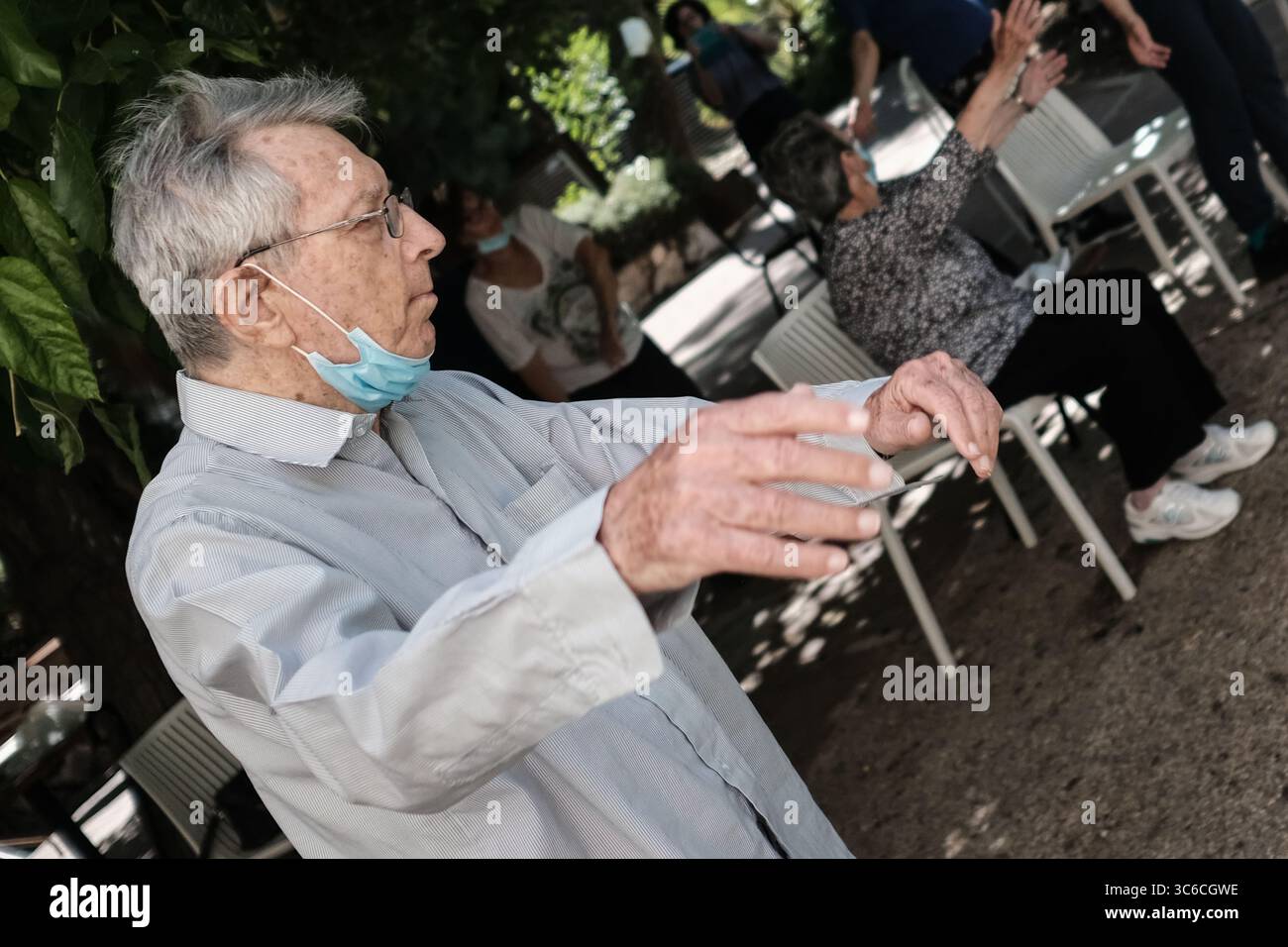 10 giugno 2020, Gerusalemme, Israele: I praticanti di Qigong tengono una sessione all'aperto per gli anziani che fuggono dalla solitudine a casa sotto le restrizioni del Coronavirus e contribuiscono alla loro salute fisica e mentale. (Immagine di credito: © Nir Alon/ZUMA Wire) Foto Stock