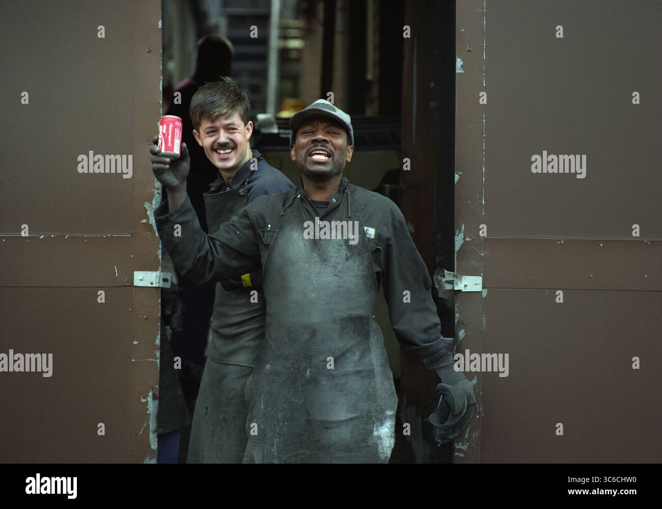 I lavoratori delle fonderie di Birmingham escono fuori per una pausa foto di DAVID BAGNALL Foto Stock