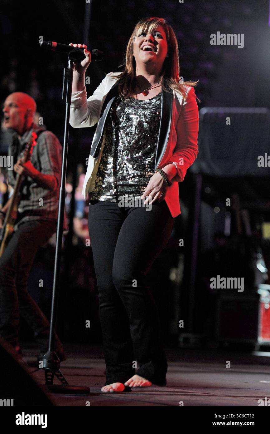 11 dicembre 2011, Sunrise, Florida, Stati Uniti d'America: SUNRISE, FL - 10 DICEMBRE: Looking a bit overweight Kelly Clarkson si esibisce al Y 100 Jingle Ball al BankAtlantic Center il 10 dicembre 2011 a Sunrise, Florida. ...Persone: Kelly Clarkson (immagine di credito: © SMG via ZUMA Wire) Foto Stock