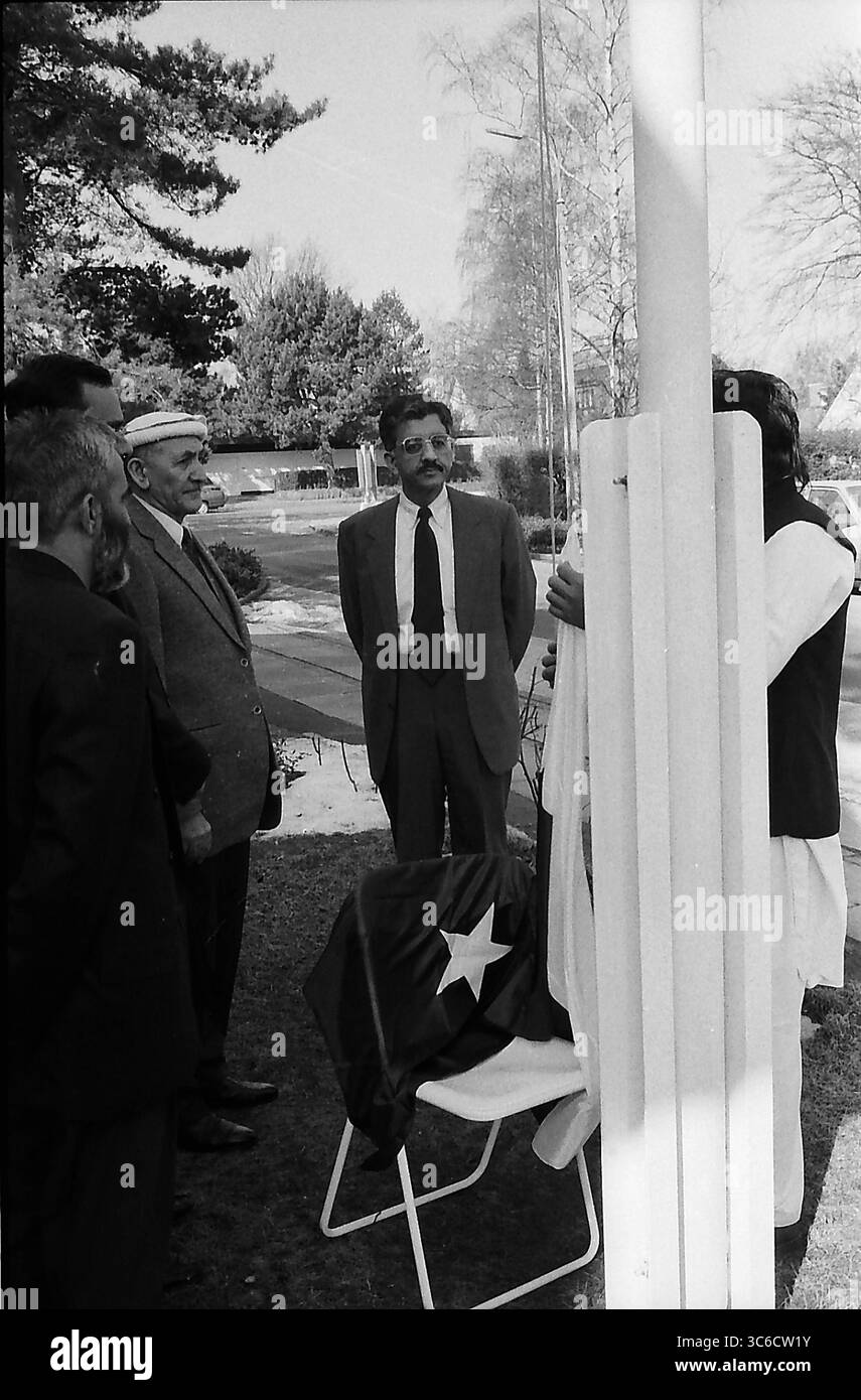 HELLERUP/COPENHAGEN/DANIMARCA. 23 marchi 1996  Asif Ezdi Ambasciatore pakistano in Danimarca issare la bandiera pakistana il 23 marzo giornata della repubblica pakistana comunità pakistana che vive in Danimarca si uniscono per celebrare la giornata della repubblica pakistana all'Ambasciata del Pakistan a Hellrup, Copenaghen (foto di Francis Joseph Dean/Deanpictures) Foto Stock