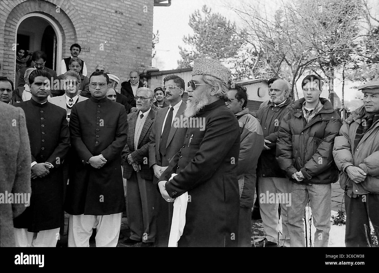 HELLERUP/COPENHAGEN/DANIMARCA. 23 marchi 1996  Asif Ezdi Ambasciatore pakistano in Danimarca issare la bandiera pakistana il 23 marzo giornata della repubblica pakistana comunità pakistana che vive in Danimarca si uniscono per celebrare la giornata della repubblica pakistana all'Ambasciata del Pakistan a Hellrup, Copenaghen (foto di Francis Joseph Dean/Deanpictures) Foto Stock