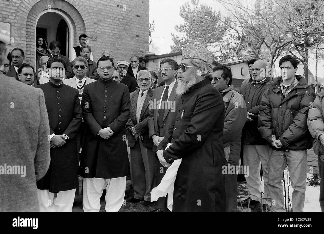 HELLERUP/COPENHAGEN/DANIMARCA. 23 marchi 1996  Asif Ezdi Ambasciatore pakistano in Danimarca issare la bandiera pakistana il 23 marzo giornata della repubblica pakistana comunità pakistana che vive in Danimarca si uniscono per celebrare la giornata della repubblica pakistana all'Ambasciata del Pakistan a Hellrup, Copenaghen (foto di Francis Joseph Dean/Deanpictures) Foto Stock