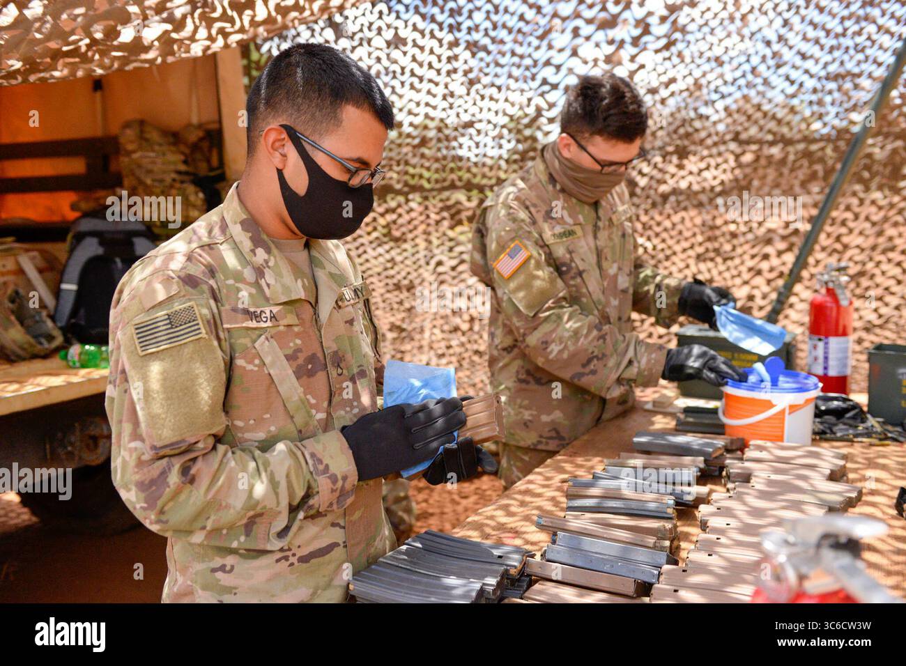 3 giugno 2020 - Schofield Barracks, Hawaii, USA - PFC. Ricardo Vega, un meccanico di veicoli a ruote con il 524th Combat Sustainment Support Battalion's 536th Support Maintenance Company (SMC), e Pvt. Jesse Compean, a Small Arms and Artillery Repairer sempre con il 536th SMC, igienizzare riviste per il riutilizzo dopo la consegna in un campo di qualificazione M4 mercoledì 3 giugno 2020, a Schofield Barracks, HI. (Immagine di credito: © U.S. Marines/ZUMA Wire/ZUMAPRESS.com) Foto Stock