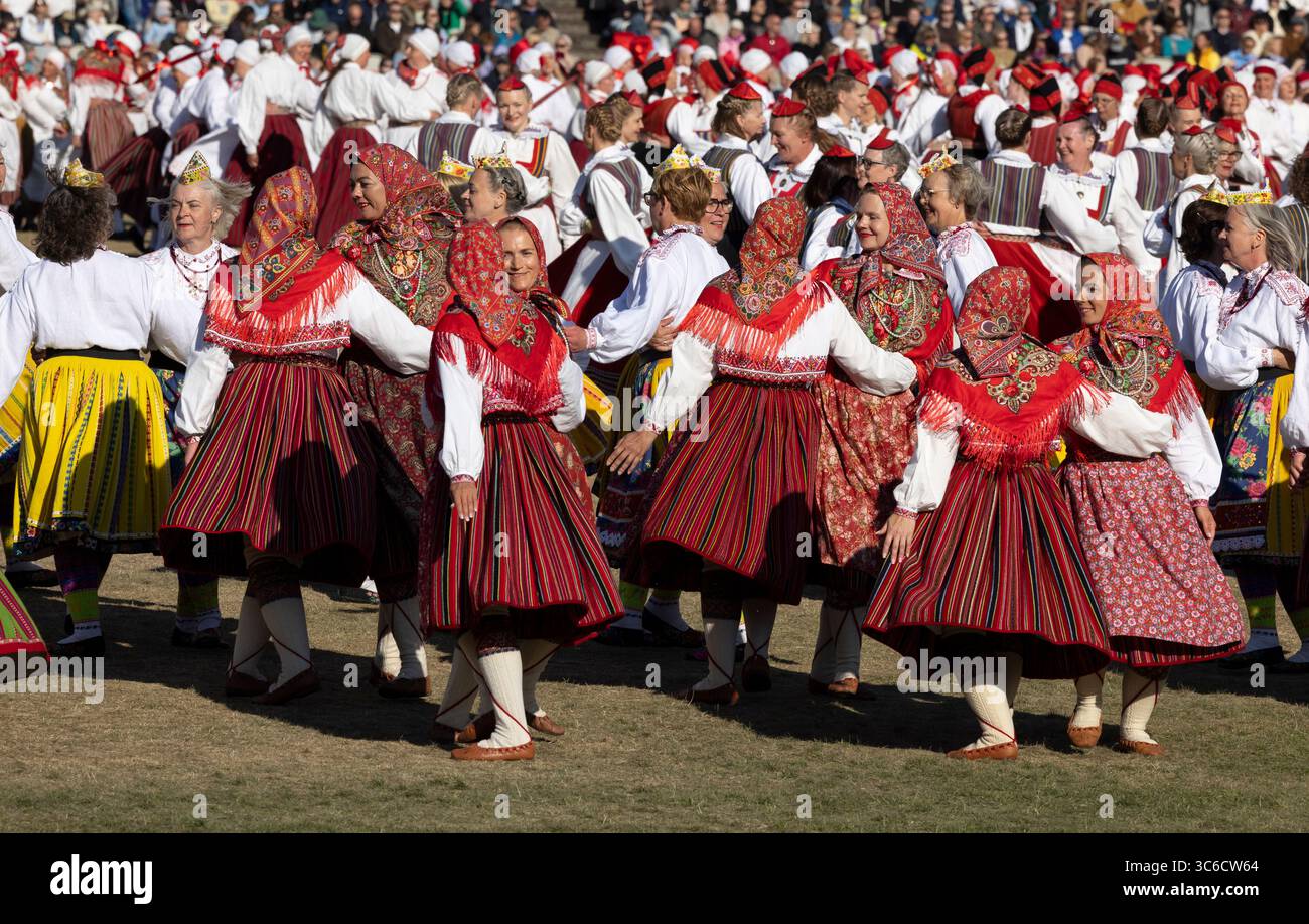 Tallinn, estonia, 4 luglio 2025: Ballerini popolari estoni che praticano i loro passi Foto Stock