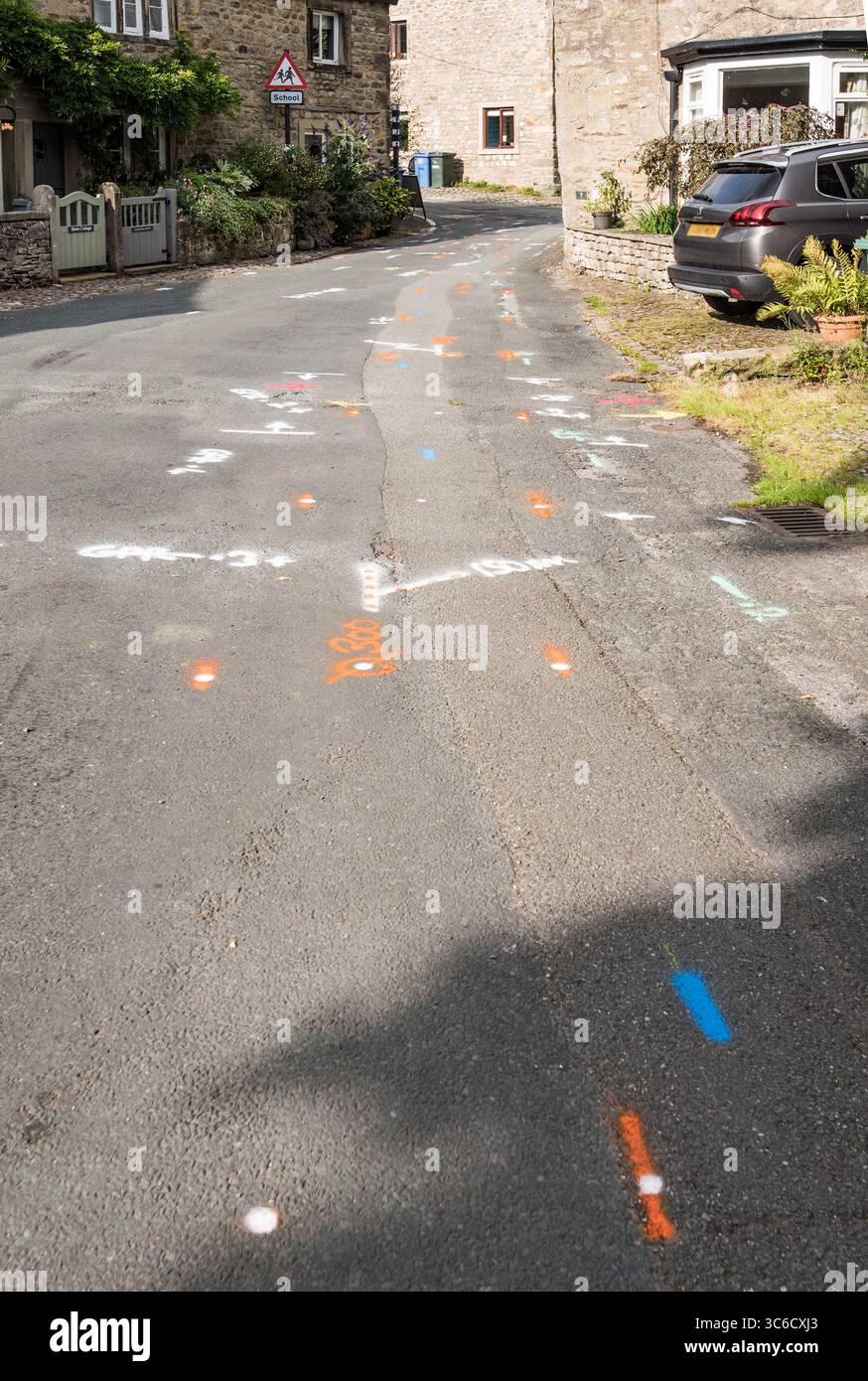 Ancora una volta questa strada a Long Preston ha un'ulteriore serie di vernice per marcatura che adornano l'asfalto. (Agosto 2025. Foto Stock