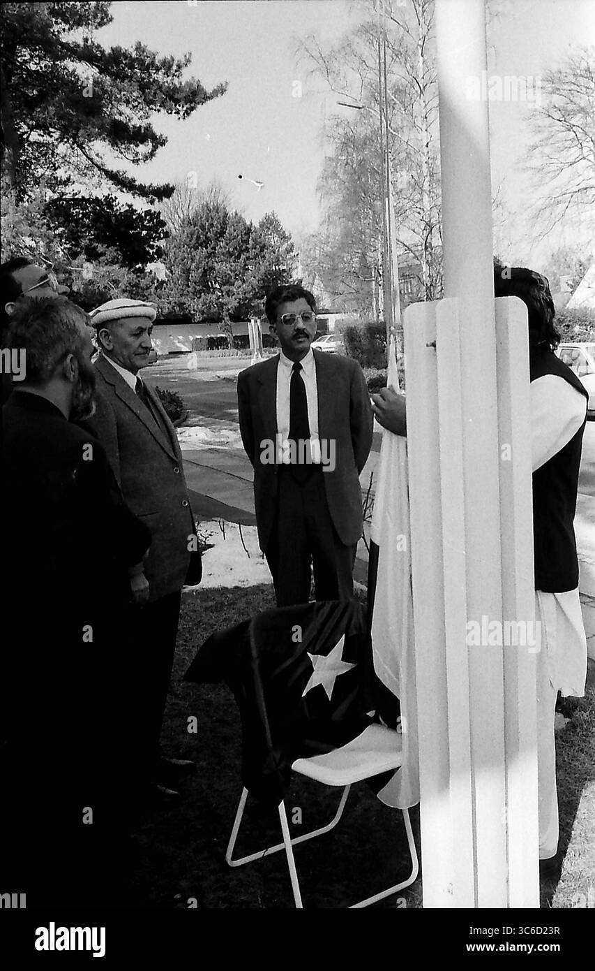 HELLERUP/COPENHAGEN/DANIMARCA. 23 marchi 1996  Asif Ezdi Ambasciatore pakistano in Danimarca issare la bandiera pakistana il 23 marzo giorno della repubblica pakistana comunità pakistana che vive in Danimarca si uniscono per celebrare la giornata della repubblica pakistana presso l'Ambasciata pakistana a Hellrup, Copenaghen Foto Stock