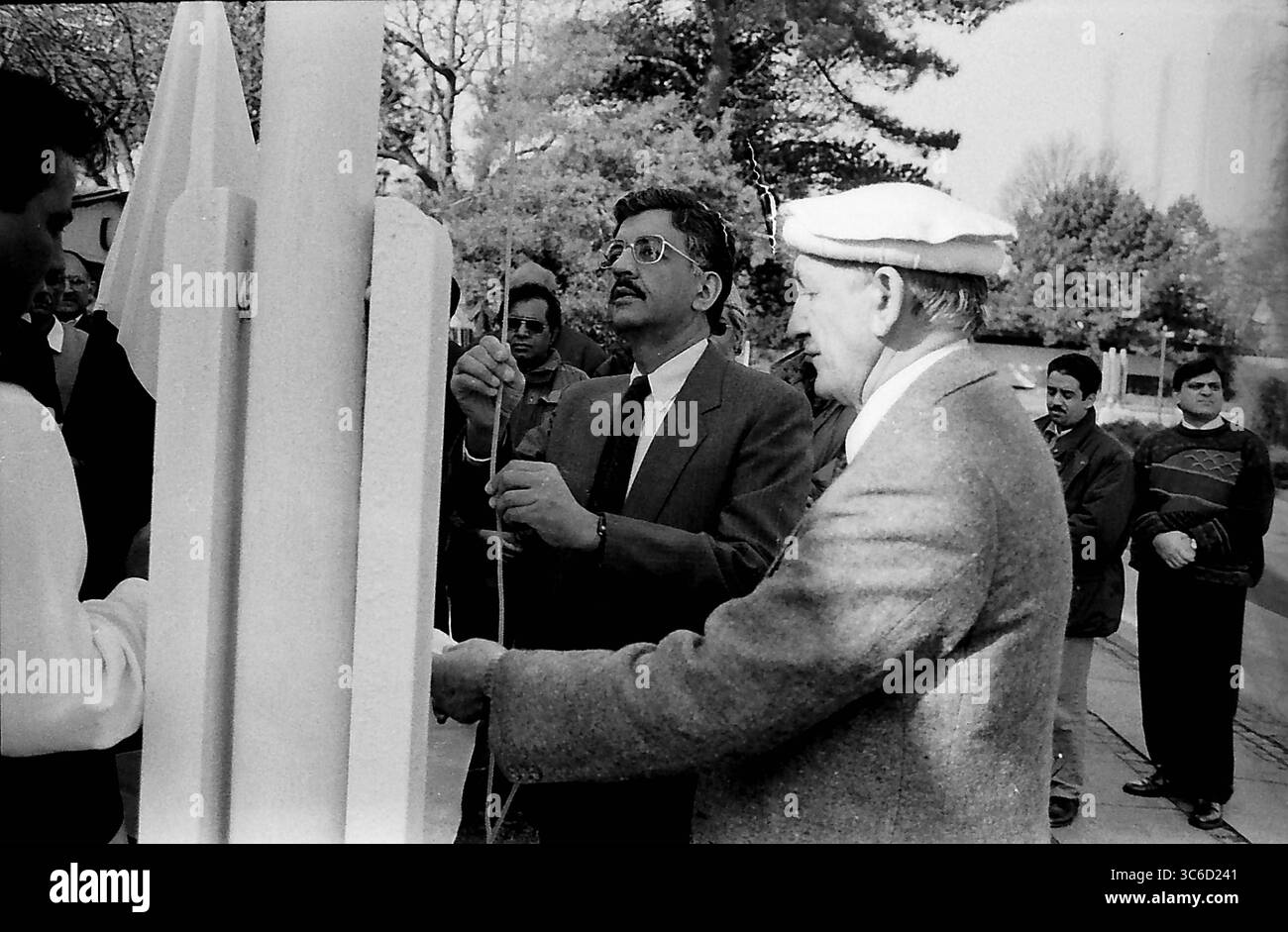 HELLERUP/COPENHAGEN/DANIMARCA. 23 marchi 1996  Asif Ezdi Ambasciatore pakistano in Danimarca issare la bandiera pakistana il 23 marzo giorno della repubblica pakistana comunità pakistana che vive in Danimarca si uniscono per celebrare la giornata della repubblica pakistana presso l'Ambasciata pakistana a Hellrup, Copenaghen Foto Stock