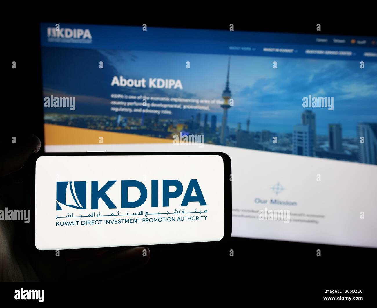 Stoccarda, Germania - 06-19-2025: Persona con smartphone con logo dell'autorità Kuwait per la promozione degli investimenti KDIPA sullo schermo davanti al sito web. Foto Stock