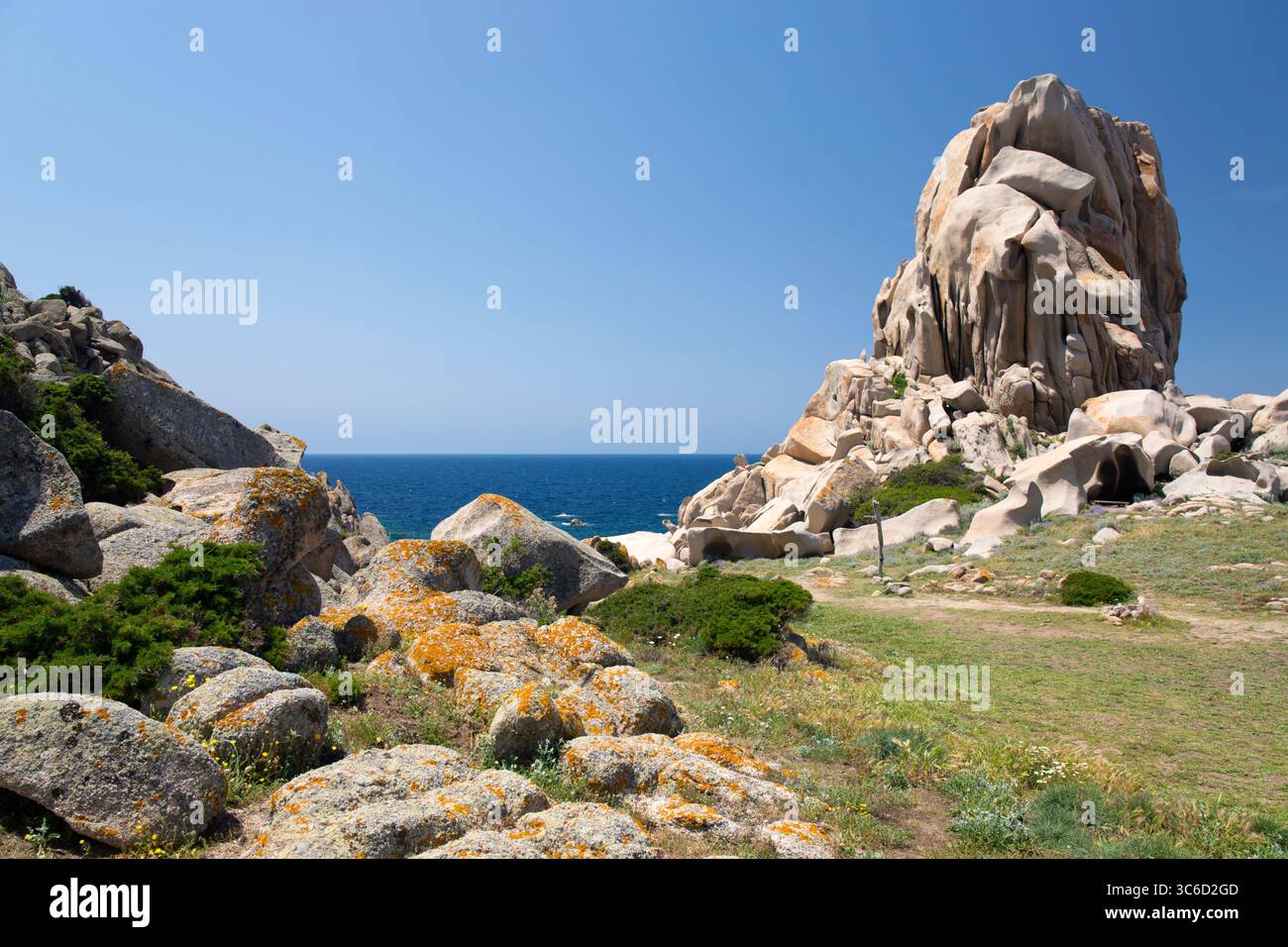 Santa Teresa di Gallura, Gallura, Sardegna, Italia. Alte scogliere di granito che torreggiano sopra lo stretto di Bonifacio a Capo testa. Foto Stock