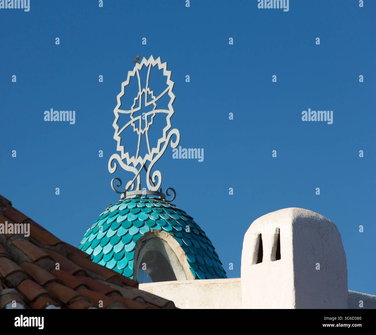 Porto Cervo, Costa Smeralda, Gallura, Sardegna, Italia. Dettagli accattivanti sul tetto dell'iconica chiesa di Stella Maris. Foto Stock