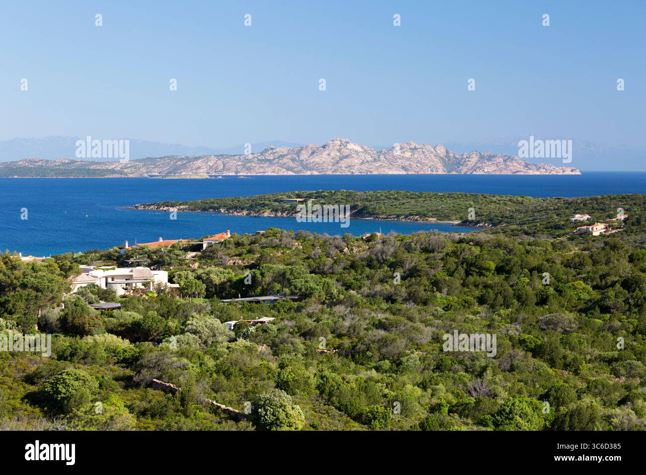 Porto Cervo, Costa Smeralda, Gallura, Sardegna, Italia. Vista sulla costa boscosa di Caprera, parte dell'arcipelago della Maddalena, e sulla lontana Corsica. Foto Stock