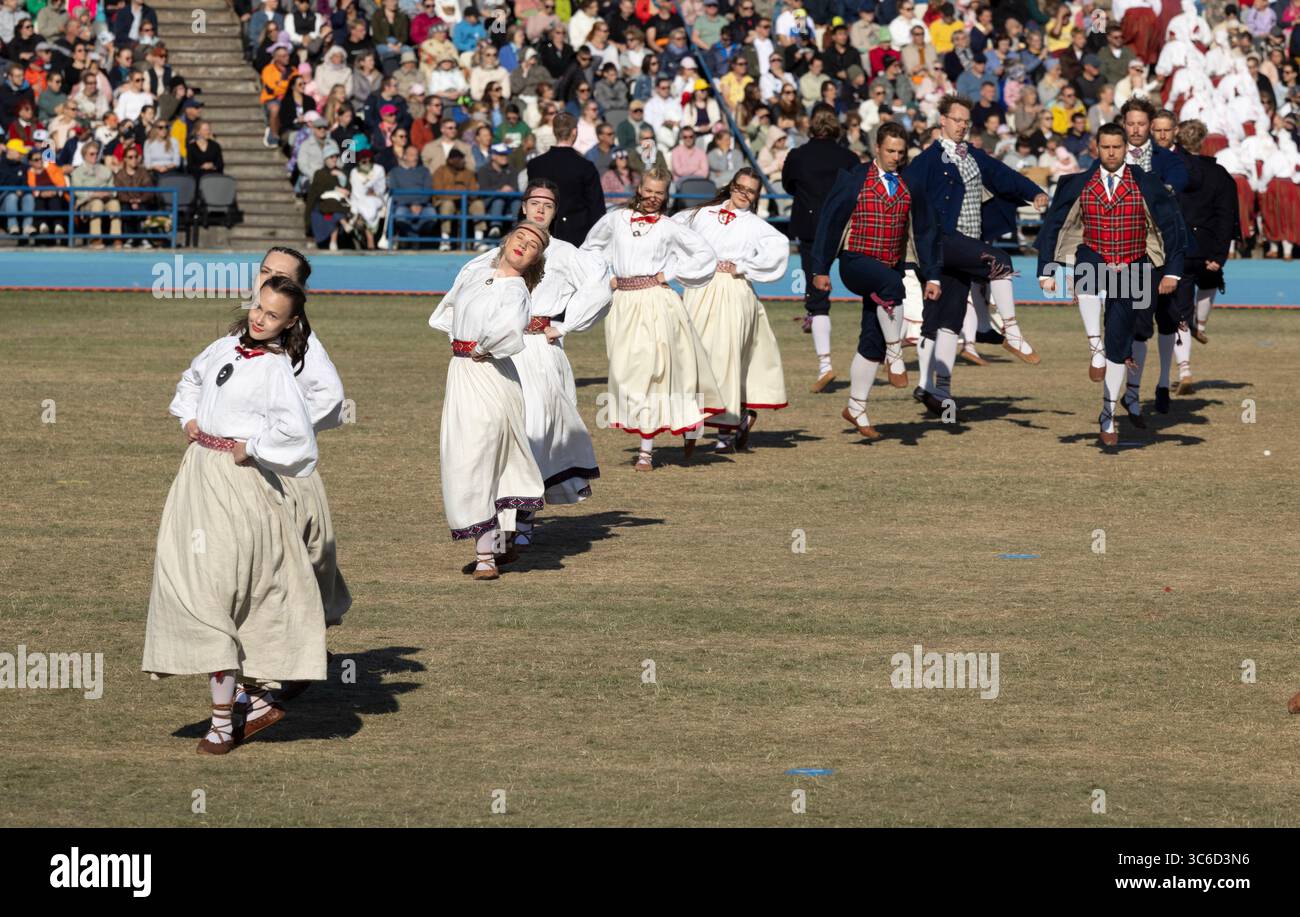 Tallinn, estonia, 4 luglio 2025: Ballerini popolari estoni che praticano i loro passi Foto Stock