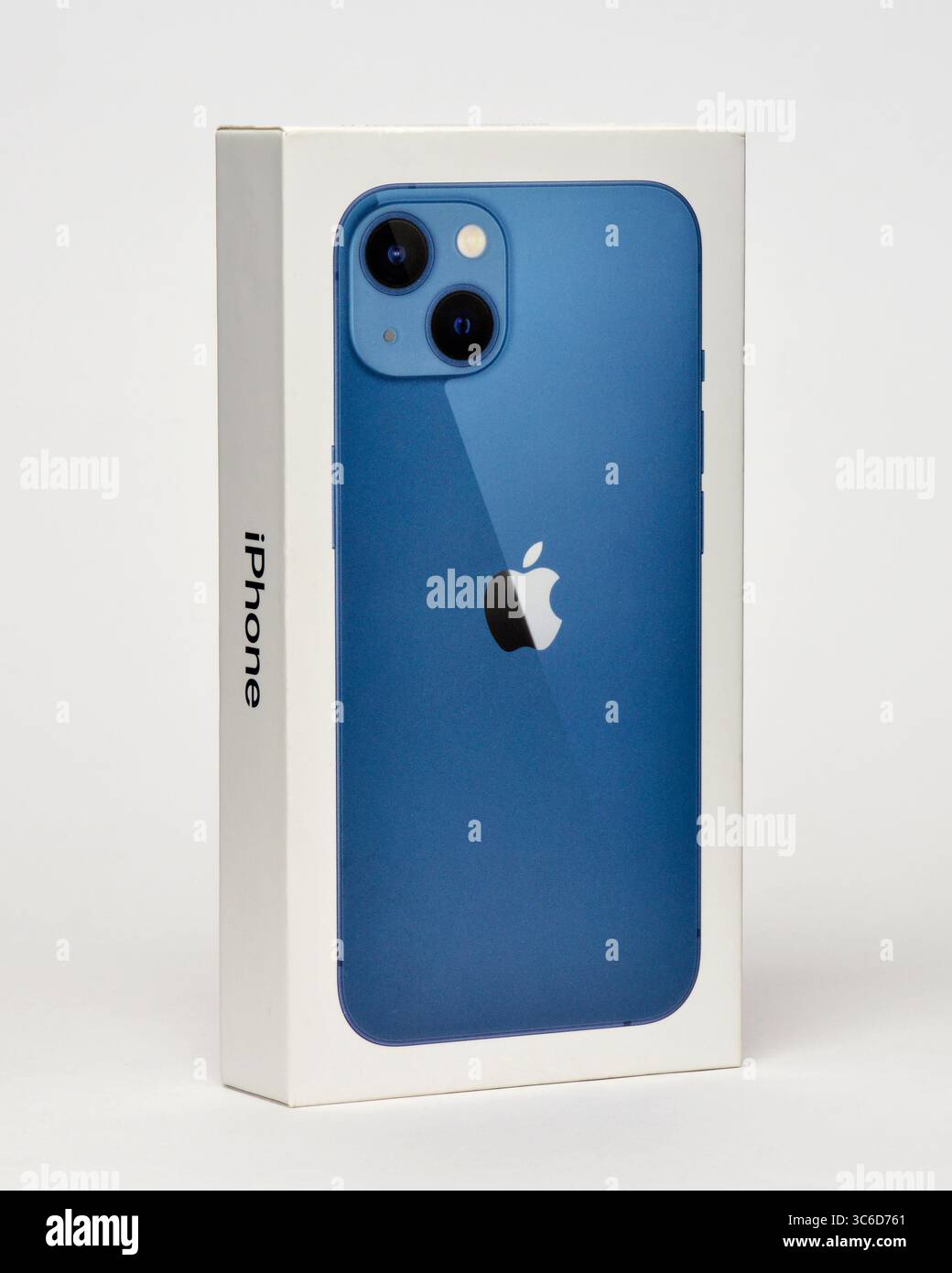 Confezione originale blu per smartphone Apple iPhone 13 Foto Stock