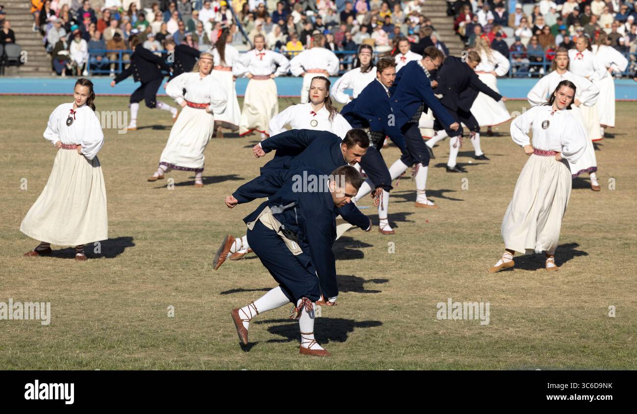 Tallinn, estonia, 4 luglio 2025: Ballerini popolari estoni che praticano i loro passi Foto Stock