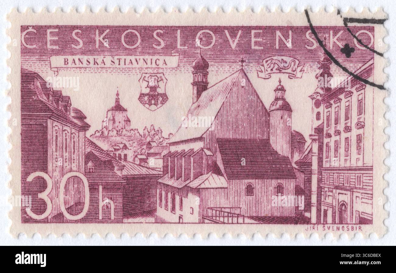 CECOSLOVACCHIA - 1957 febbraio 23: 30 haléř francobollo rosa-viola raffigurante la vista di Banská Štiavnica, una città della Slovacchia centrale, nel mezzo di un'immensa caldera creata dal crollo di un antico vulcano (Monti Štiavnica). Il cuore della città è la storica Piazza della Trinità dominata da una monumentale colonna di peste. La piazza è utilizzata per frequenti eventi culturali e vi è anche un museo mineralogico. Questi straordinari monumenti storici sono ora utilizzati principalmente per attività ricreative Foto Stock