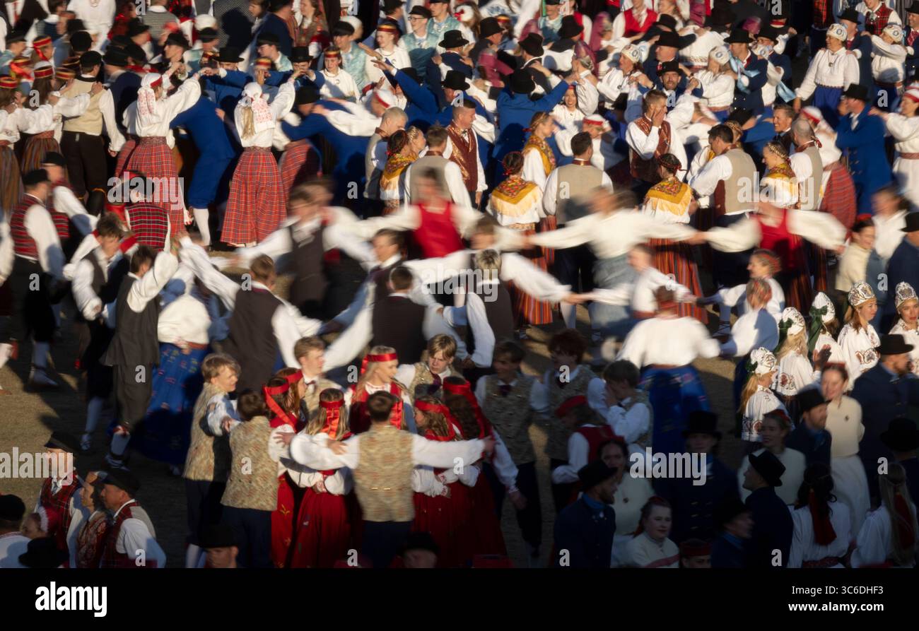 Tallinn, Estonia, 4 luglio 2025: Persone in abbigliamento tradizionale per le strade di Tallinn durante il famoso festival di canto e danza Foto Stock