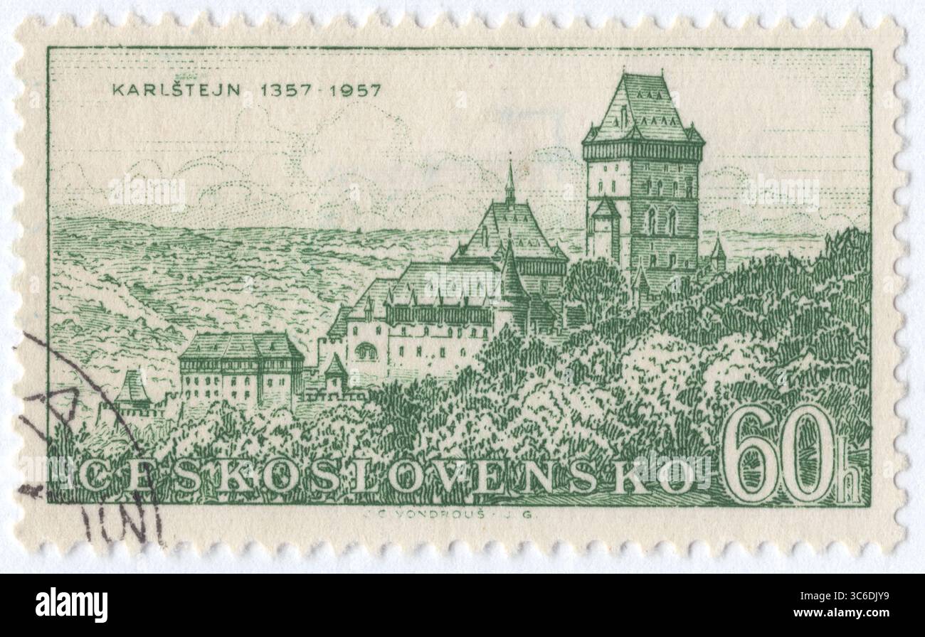 CECOSLOVACCHIA - 1957 febbraio 23: 60 haléř francobollo con rose profonde raffigurante la vista del castello di Karlštejn (Karlstein) nella Repubblica Ceca. Si tratta di un grande castello gotico fondato nel 1348 da re Carlo IV. Il castello serviva come luogo per la custodia delle Regalia Imperiali, nonché dei gioielli della corona boema, delle reliquie sacre e di altri tesori reali. Karlštejn è uno dei castelli più famosi e visitati del paese. Il castello di Karlštejn è situato su una collina che domina il fiume Berounka e la città mercato, a circa 30 km a sud-ovest della capitale Praga Foto Stock