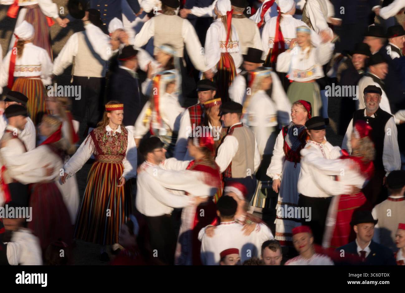 Tallinn, Estonia, 4 luglio 2025: Persone in abbigliamento tradizionale per le strade di Tallinn durante il famoso festival di canto e danza Foto Stock