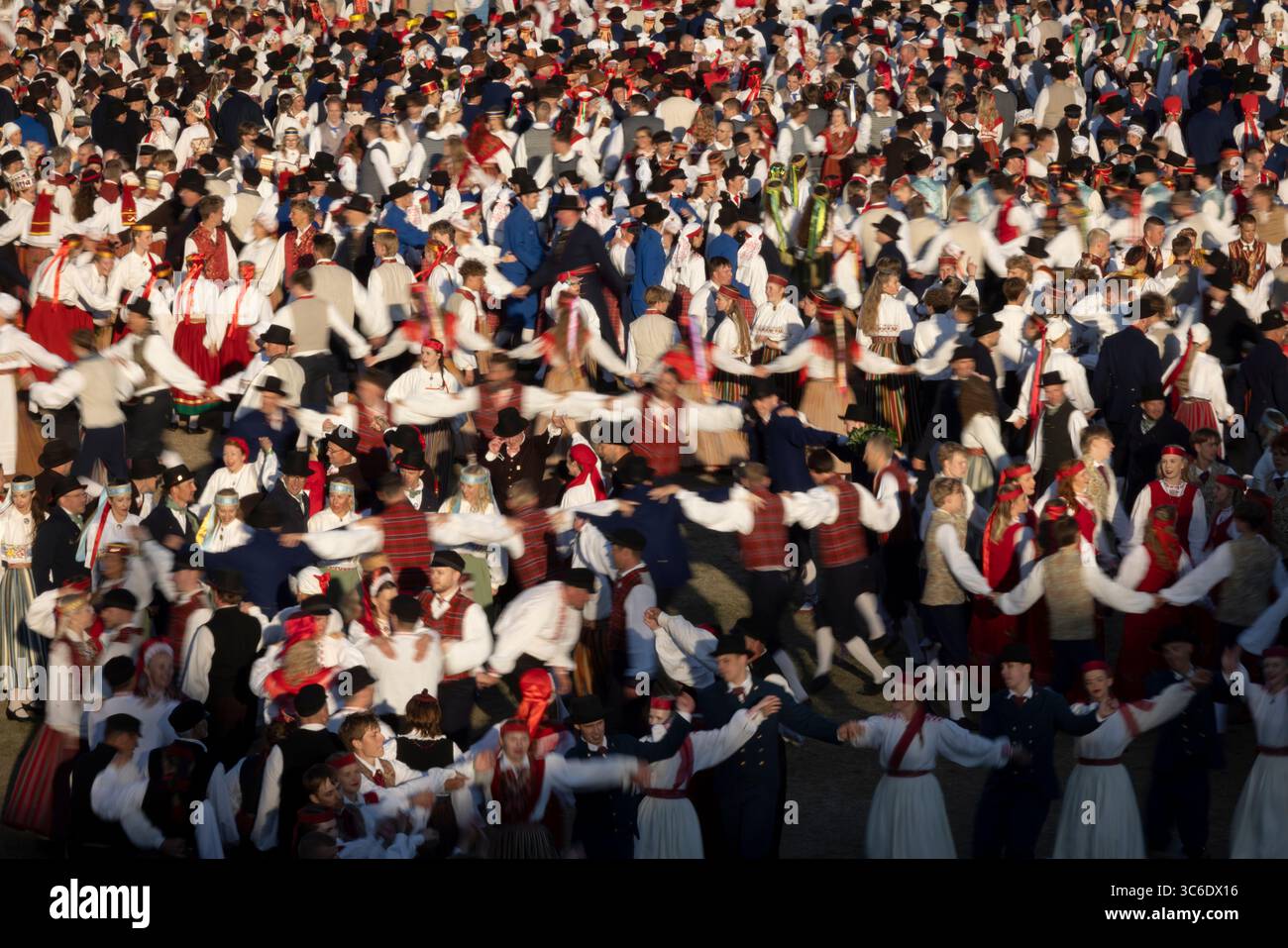 Tallinn, Estonia, 4 luglio 2025: Persone in abbigliamento tradizionale per le strade di Tallinn durante il famoso festival di canto e danza Foto Stock