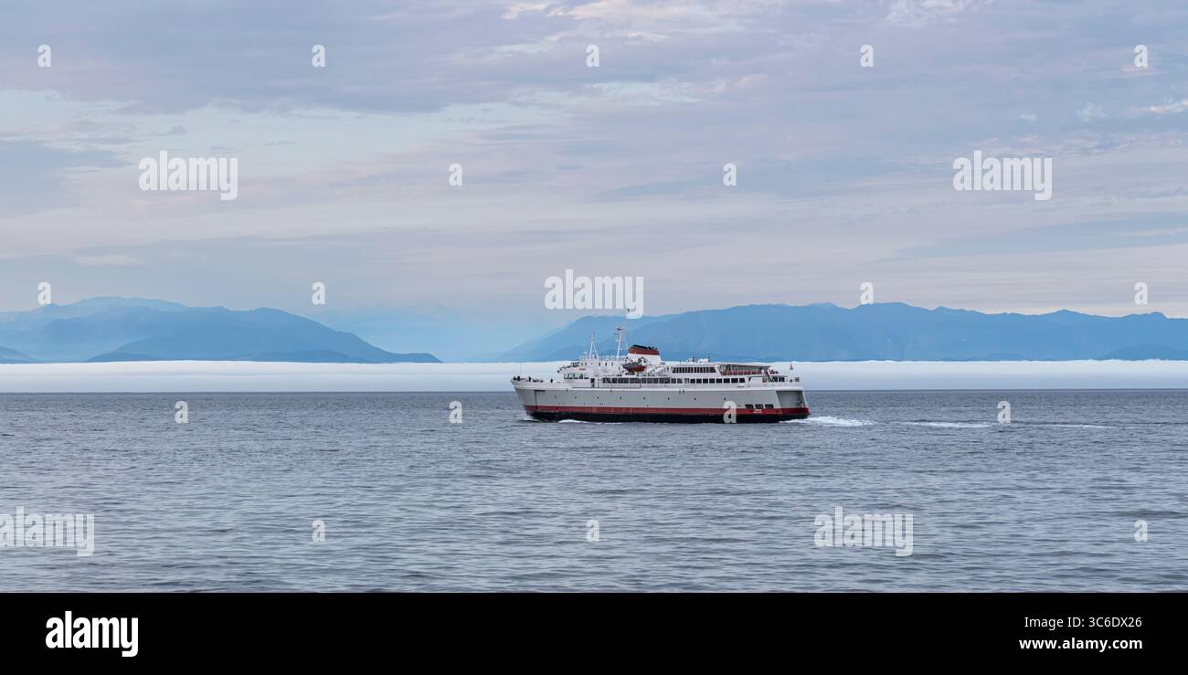 MV Coho della Black Ball Ferry Line attraversa lo stretto di Juan de Fuca sulla sua rotta da Victoria, British Columbia, Canada a Port Angeles, Washington, USA. Foto Stock