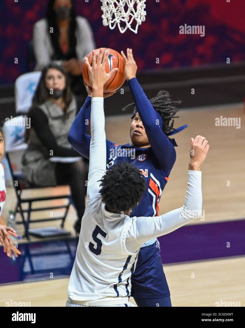 7 gennaio 2021: Auburn Guard, Sania Wells (2), si sbatte al basket contro Ole' Miss Forward, Snudda Collins (5), durante la partita di basket femminile NCAA tra gli Auburn Tigers e gli Ole' Miss Rebels al Pavillion di Oxford, MS. (Foto di: Kevin Langley/CSM)(immagine di credito: &Copy; Kevin Langley/CSM via ZUMA Wire) Foto Stock