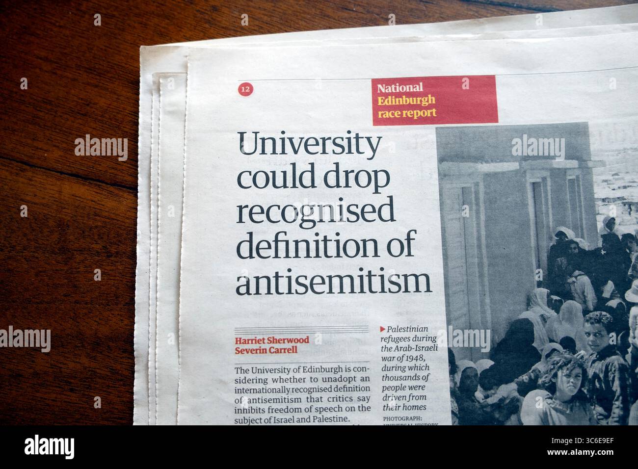 "L'Università potrebbe rinunciare alla definizione riconosciuta di antisemitismo" titolo del quotidiano Guardian Edinburgh race report articolo 28 luglio 2025 Londra Regno Unito Gran Bretagna Foto Stock