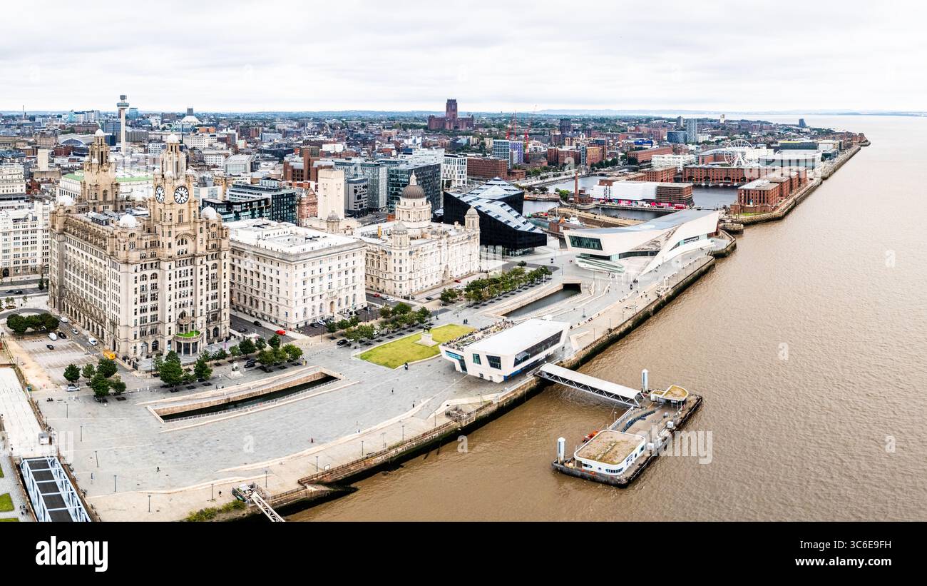 Un panorama multi-immagine preso dal cielo con le tre Grazie lungo il famoso skyline di Liverpool e il lungomare. Foto Stock