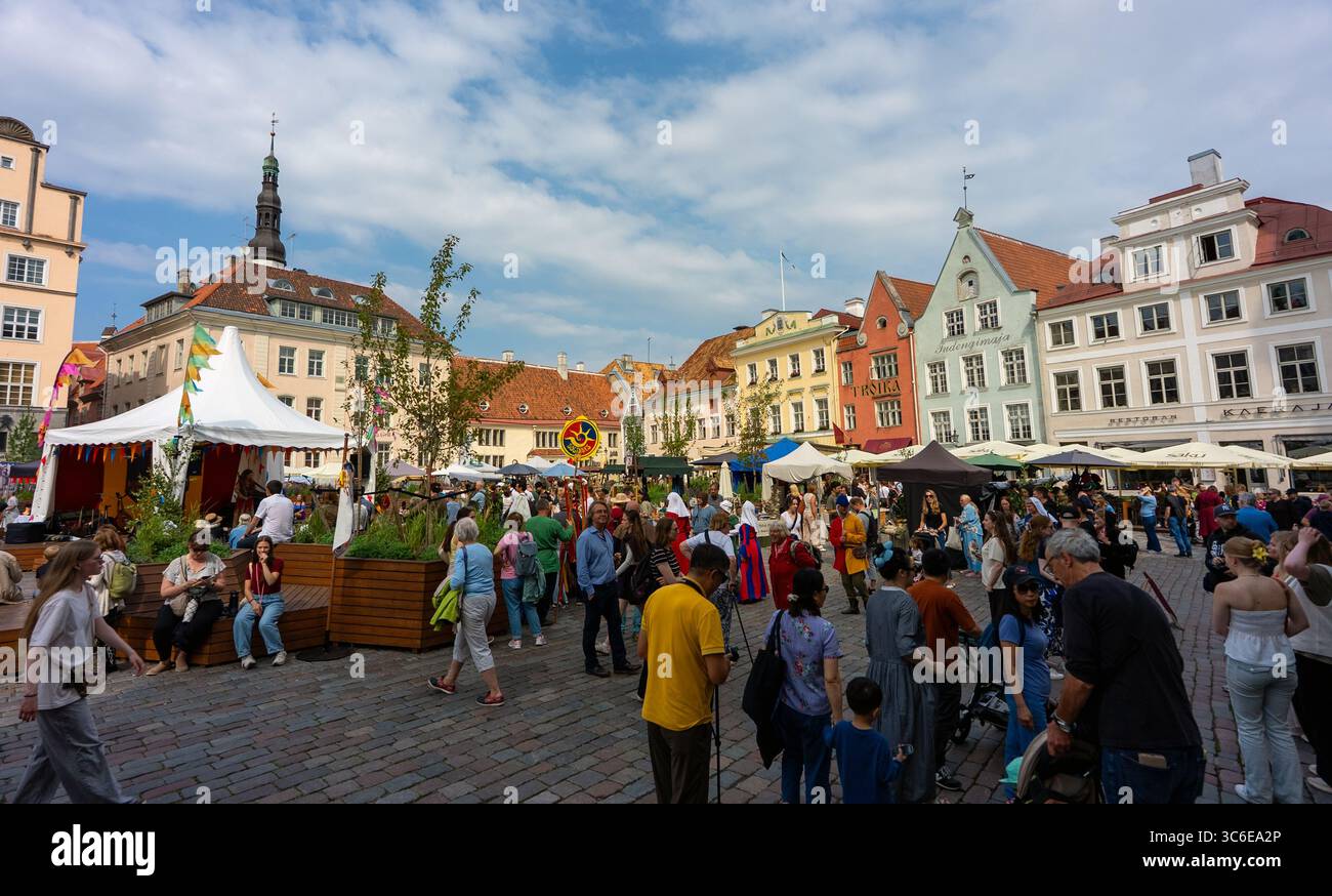 Tallinn, Estonia - 12.07.2025: Mercato medievale durante i giorni della città Vecchia. Uso editoriale. Foto Stock