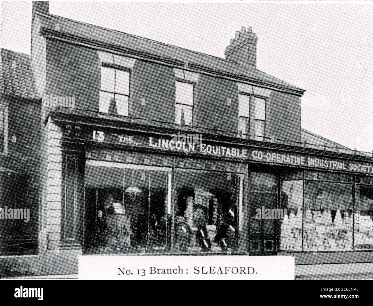 Negozio di fronte: La filiale n. 13 della Lincoln Co-Op Society che si trovava a Sleaford. Da una selezione di fotografie stampate pubblicate per la prima volta nel 1911 dalla Co-operative Wholesale Society e relative al cinquantesimo anniversario della Co-Op a Lincoln. Foto Stock