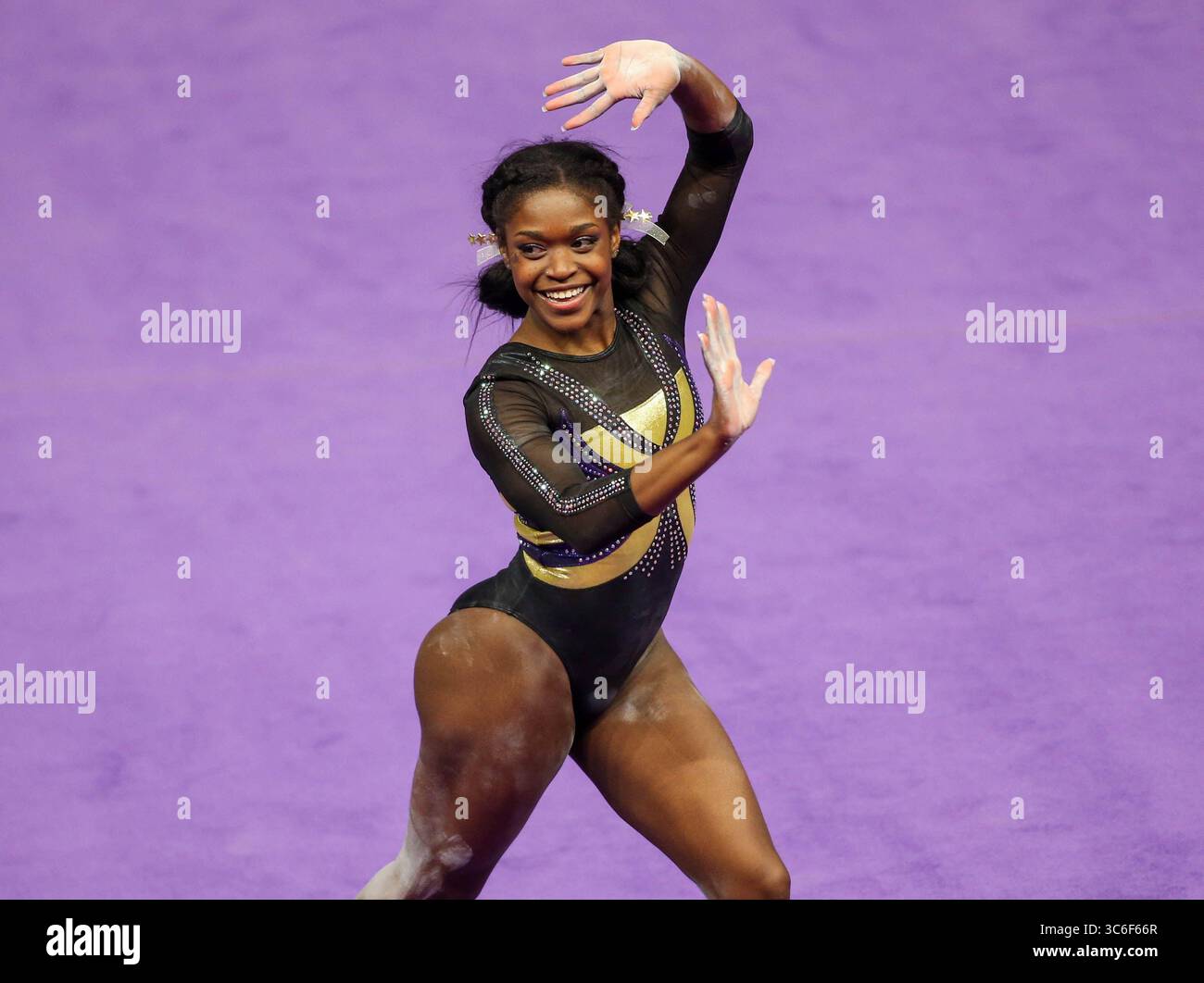 8 gennaio 2021: Kiya Johnson della LSU ottiene il primo 10 perfetto della stagione sul pavimento per sollevare i Tigers della LSU sugli Arkansas Razorbacks al Pete Maravich Assembly Center di Baton Rouge, LOUISIANA. Jonathan Mailhes/CSM(immagine di credito: &Copy; Jonathan Mailhes/CSM tramite filo ZUMA) Foto Stock