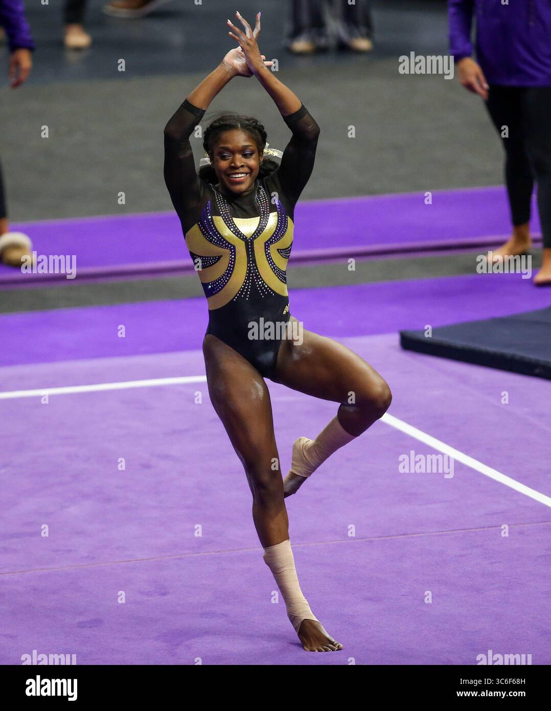 8 gennaio 2021: Kiya Johnson della LSU ottiene il primo 10 perfetto della stagione sul pavimento per sollevare i Tigers della LSU sugli Arkansas Razorbacks al Pete Maravich Assembly Center di Baton Rouge, LOUISIANA. Jonathan Mailhes/CSM(immagine di credito: &Copy; Jonathan Mailhes/CSM tramite filo ZUMA) Foto Stock