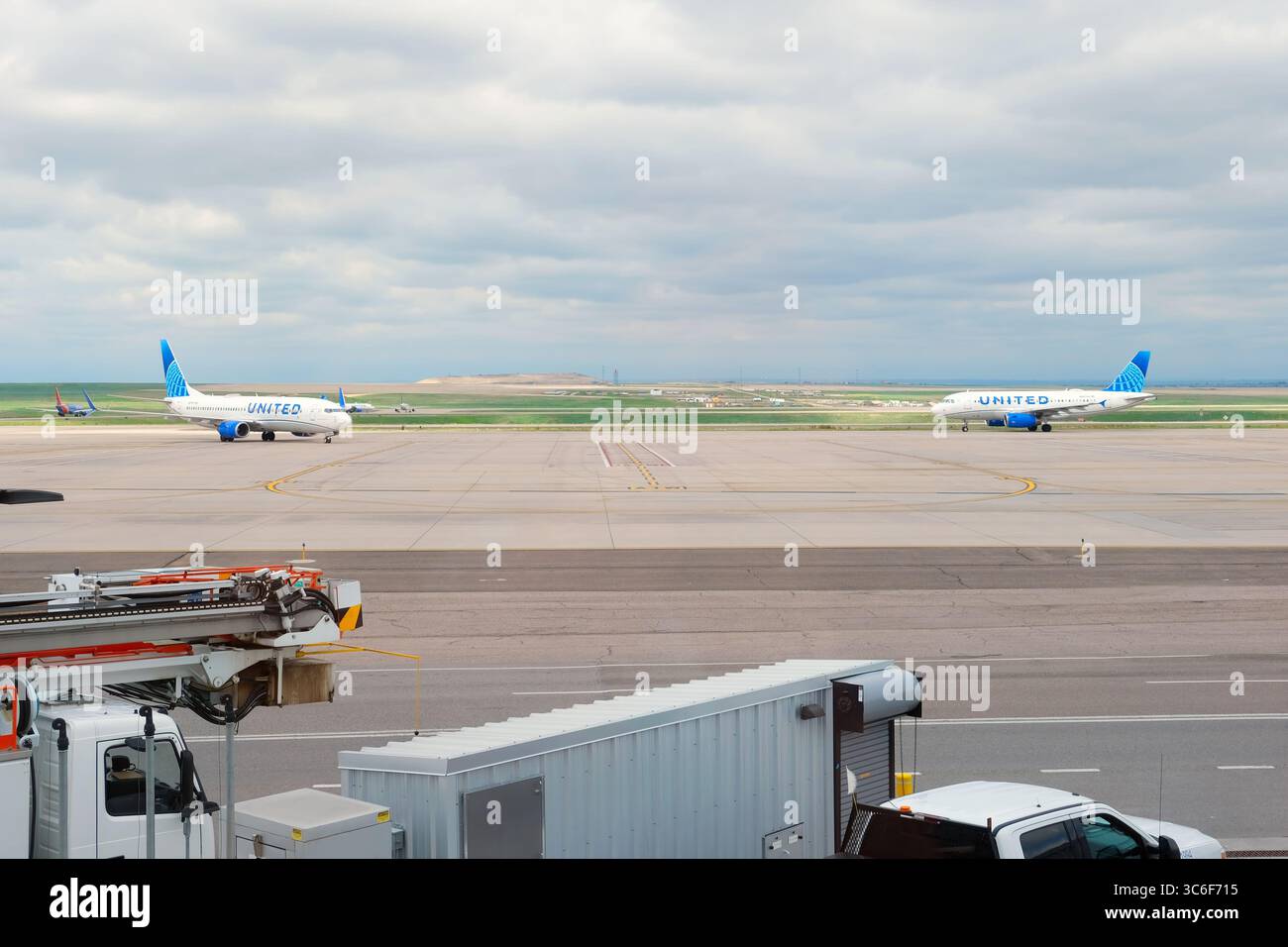 Aerei della United Airlines sull'asfalto dell'aeroporto. Foto Stock